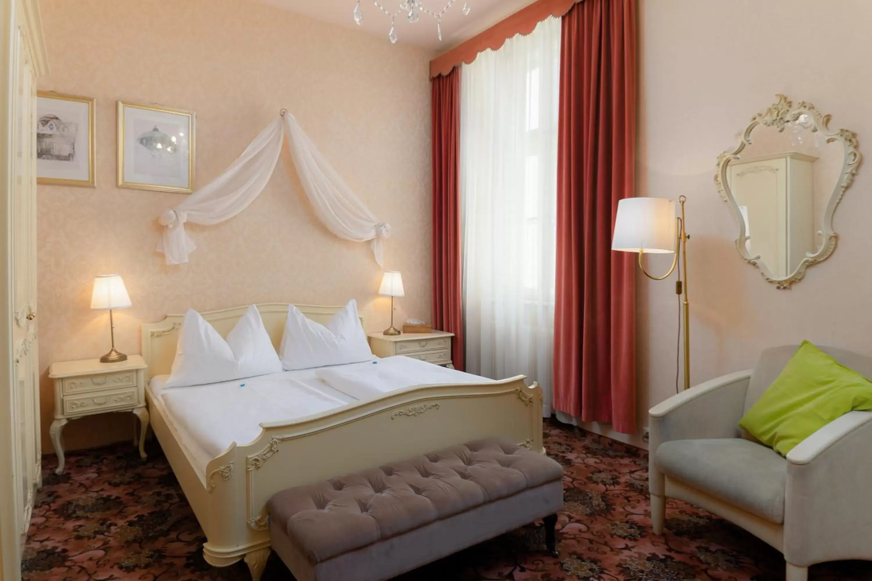 Photo of the whole room, Bed in Aviano Boutiquehotel