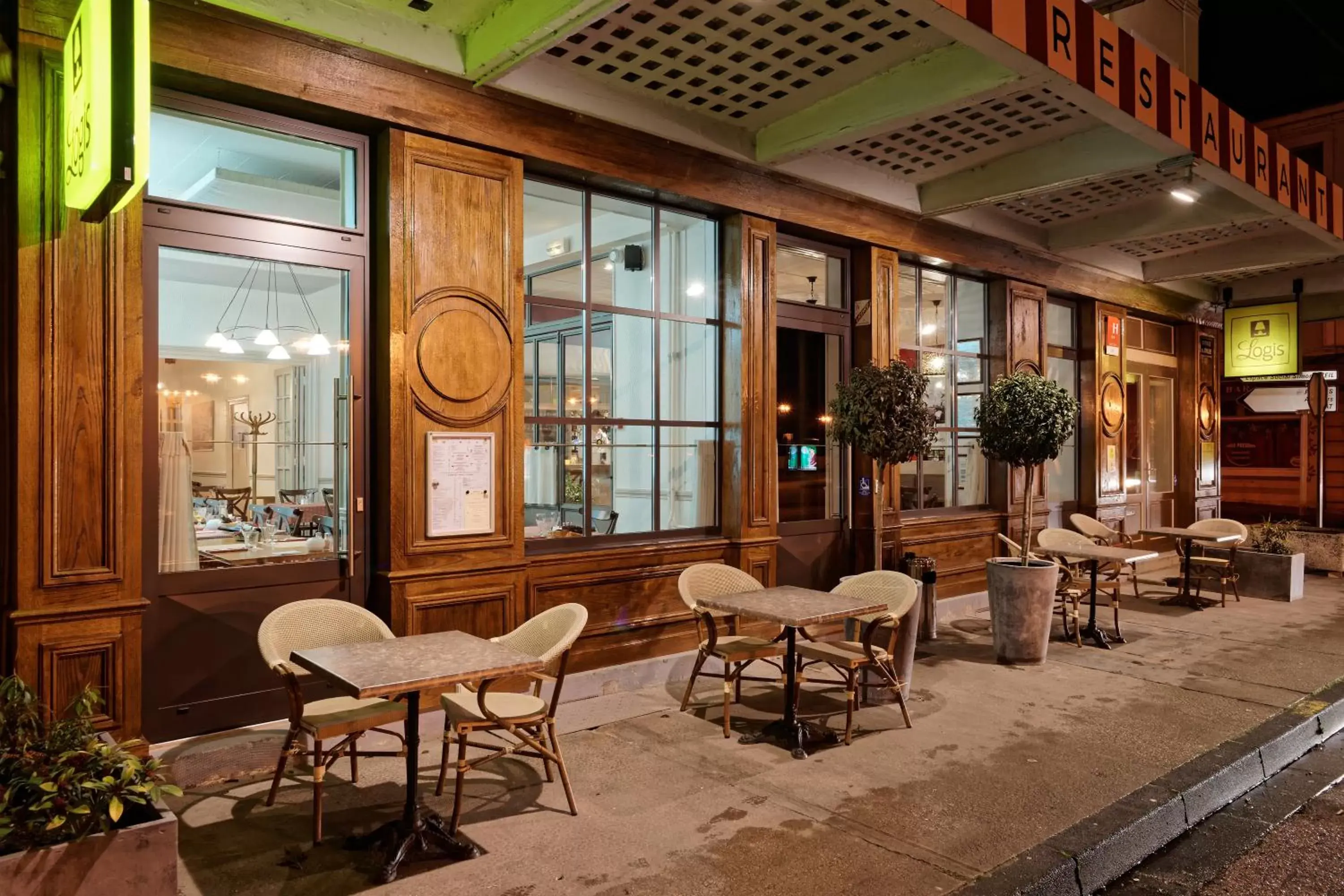 Facade/entrance, Restaurant/Places to Eat in Logis Hôtel Du Commerce