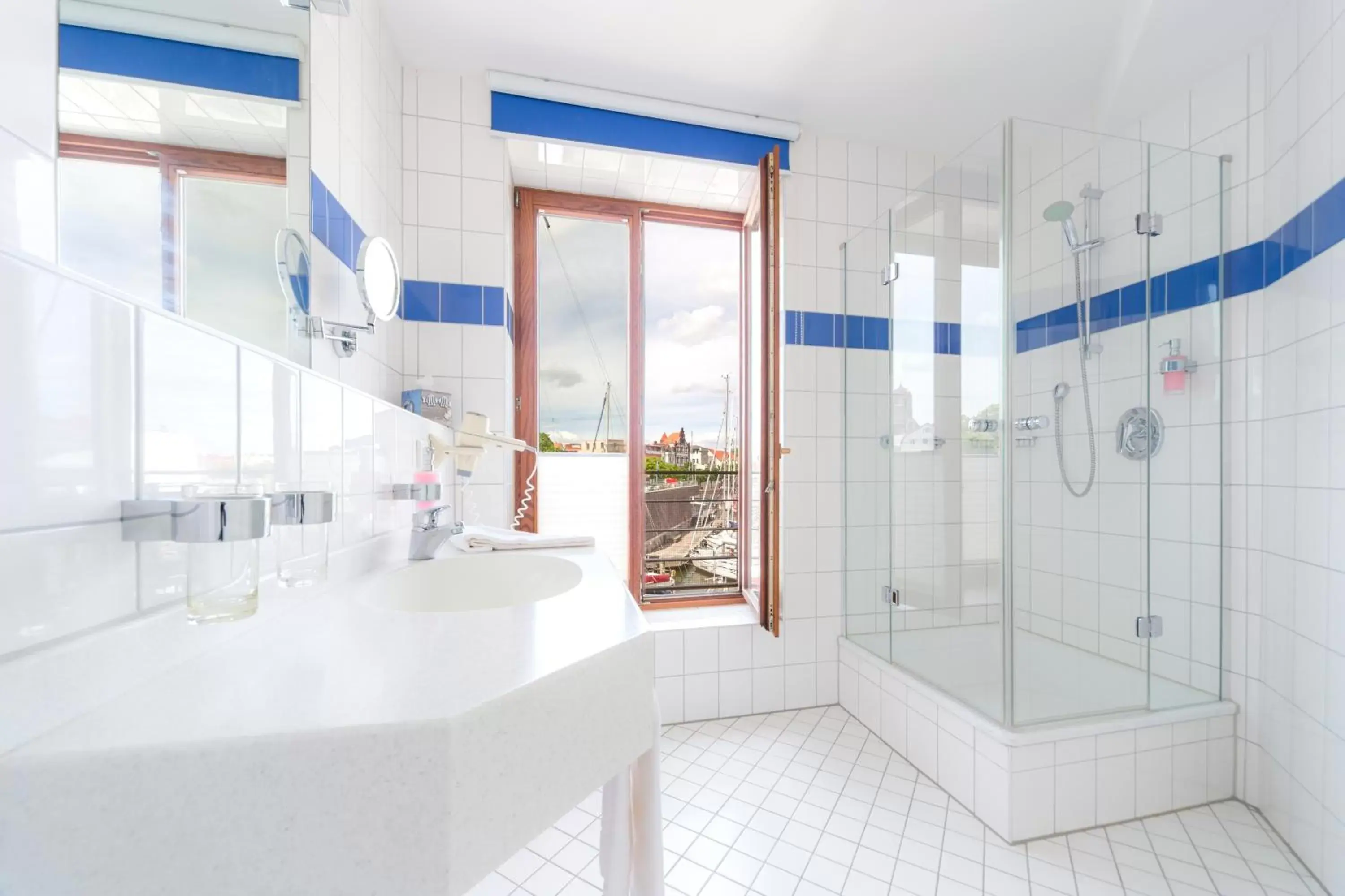 Photo of the whole room, Bathroom in Hotel Kontorhaus Stralsund