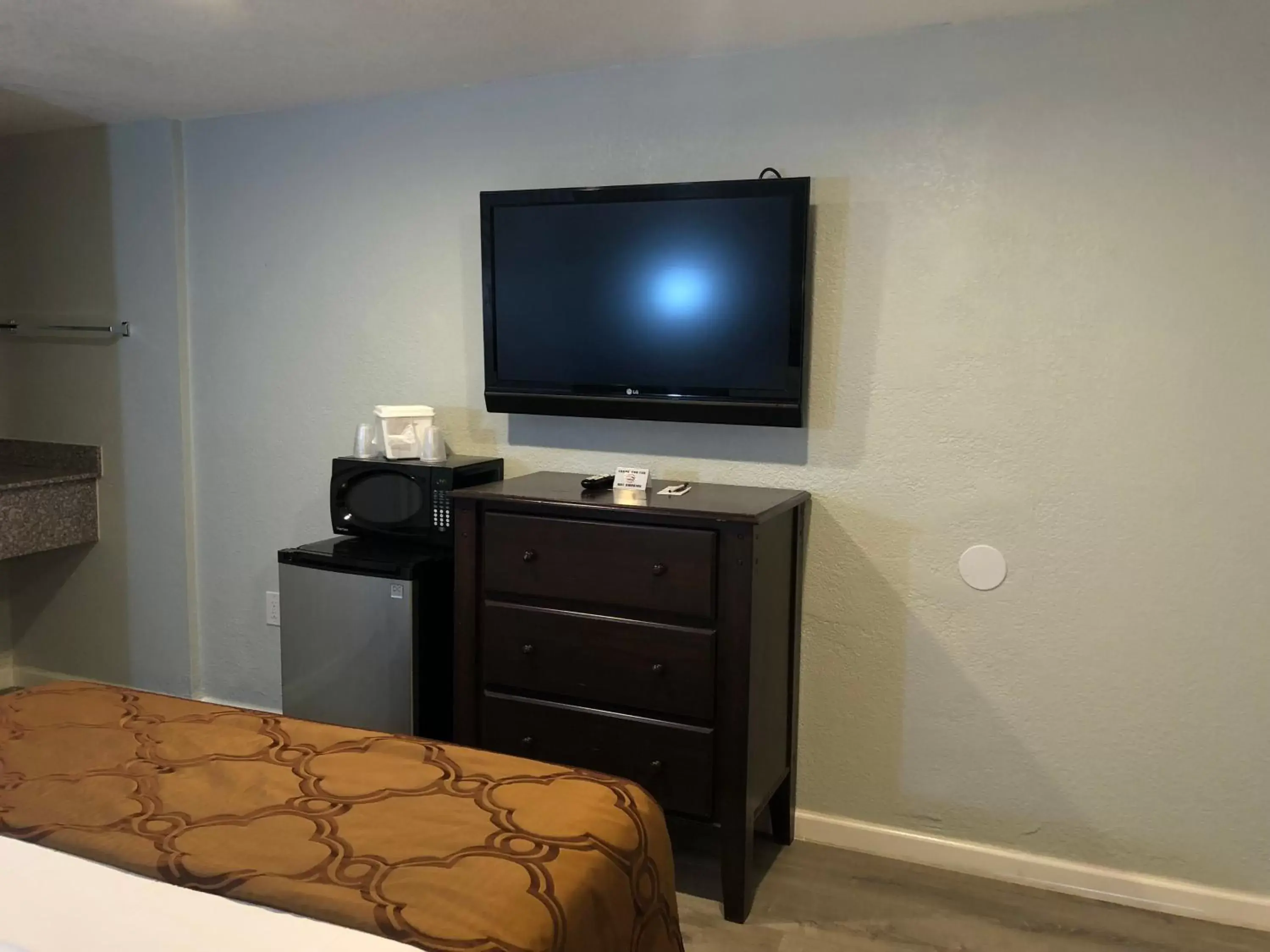 TV and multimedia, TV/Entertainment Center in Relax Inn