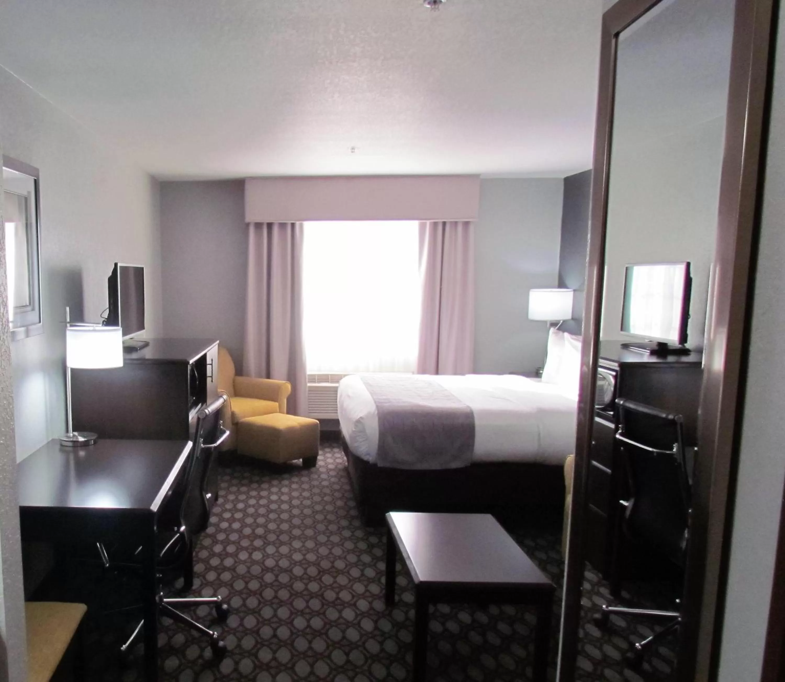 TV and multimedia, Bed in Oak Hill Inn & Suites