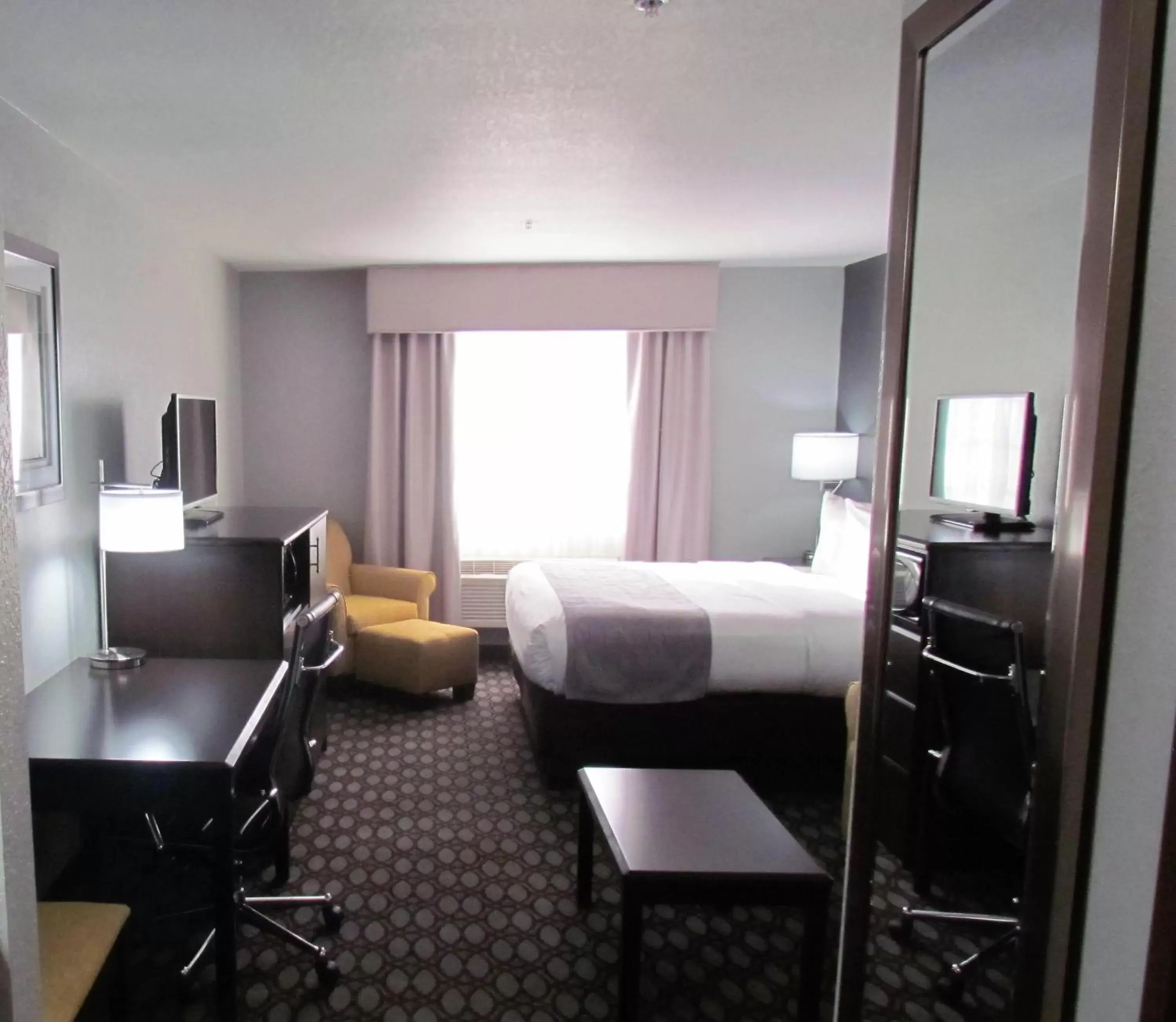 TV and multimedia in Oak Hill Inn & Suites