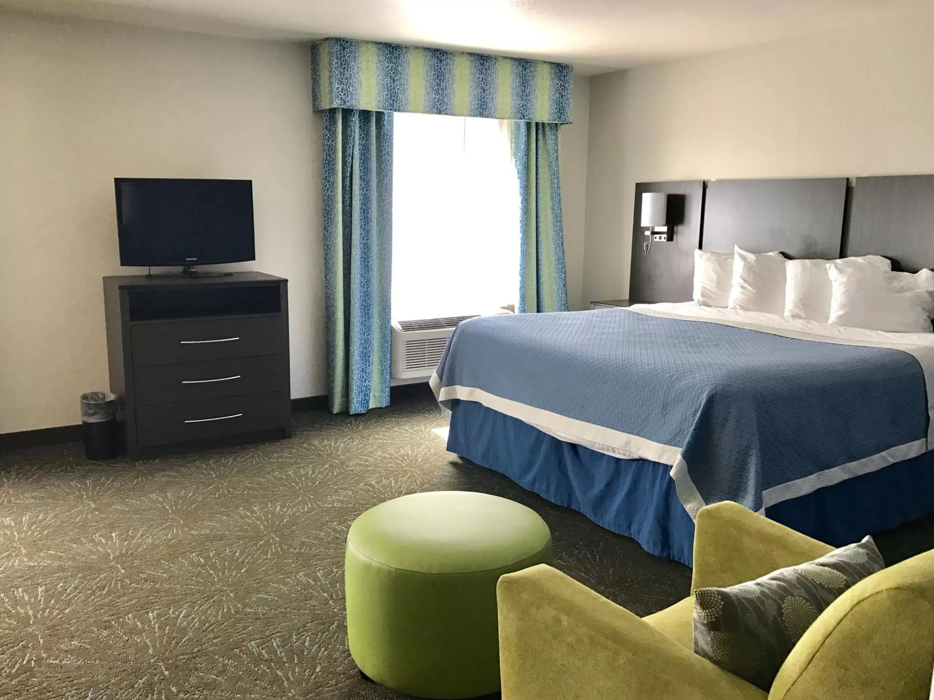 Photo of the whole room, Bed in Days Inn & Suites by Wyndham East Flagstaff