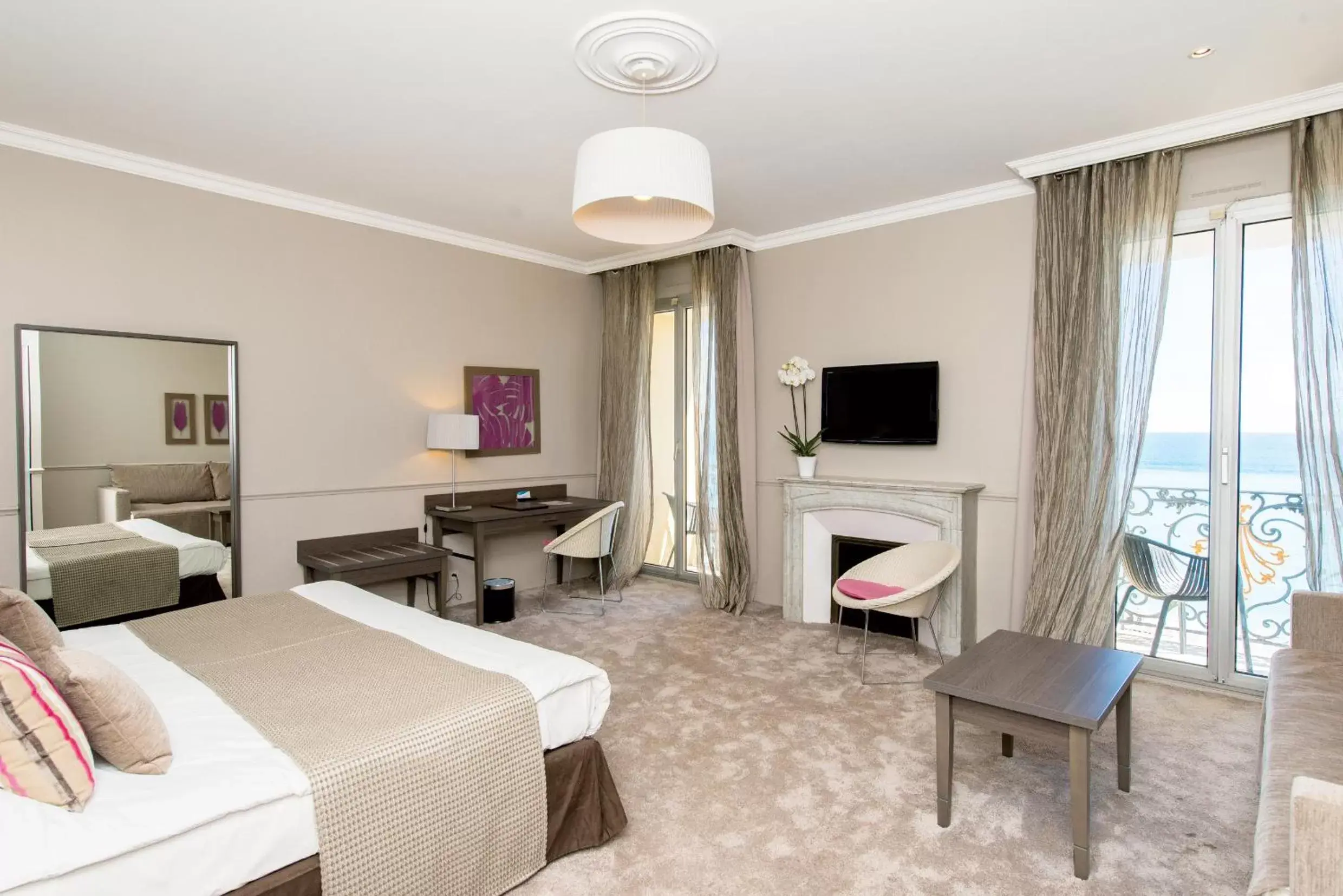 Bedroom, TV/Entertainment Center in Hôtel Le Royal Promenade des Anglais
