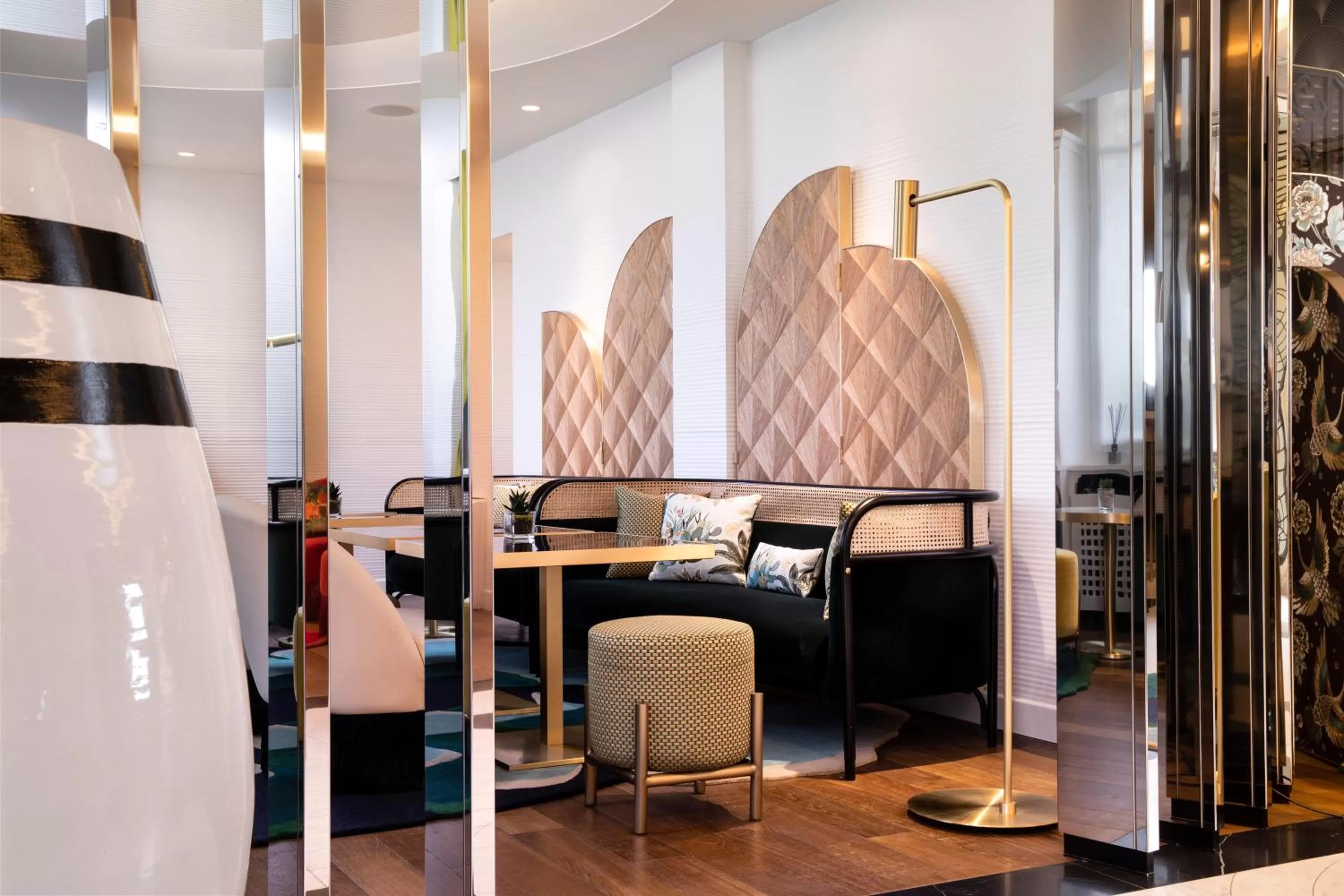 Communal lounge/ TV room in Hôtel Victor Hugo Paris Kléber