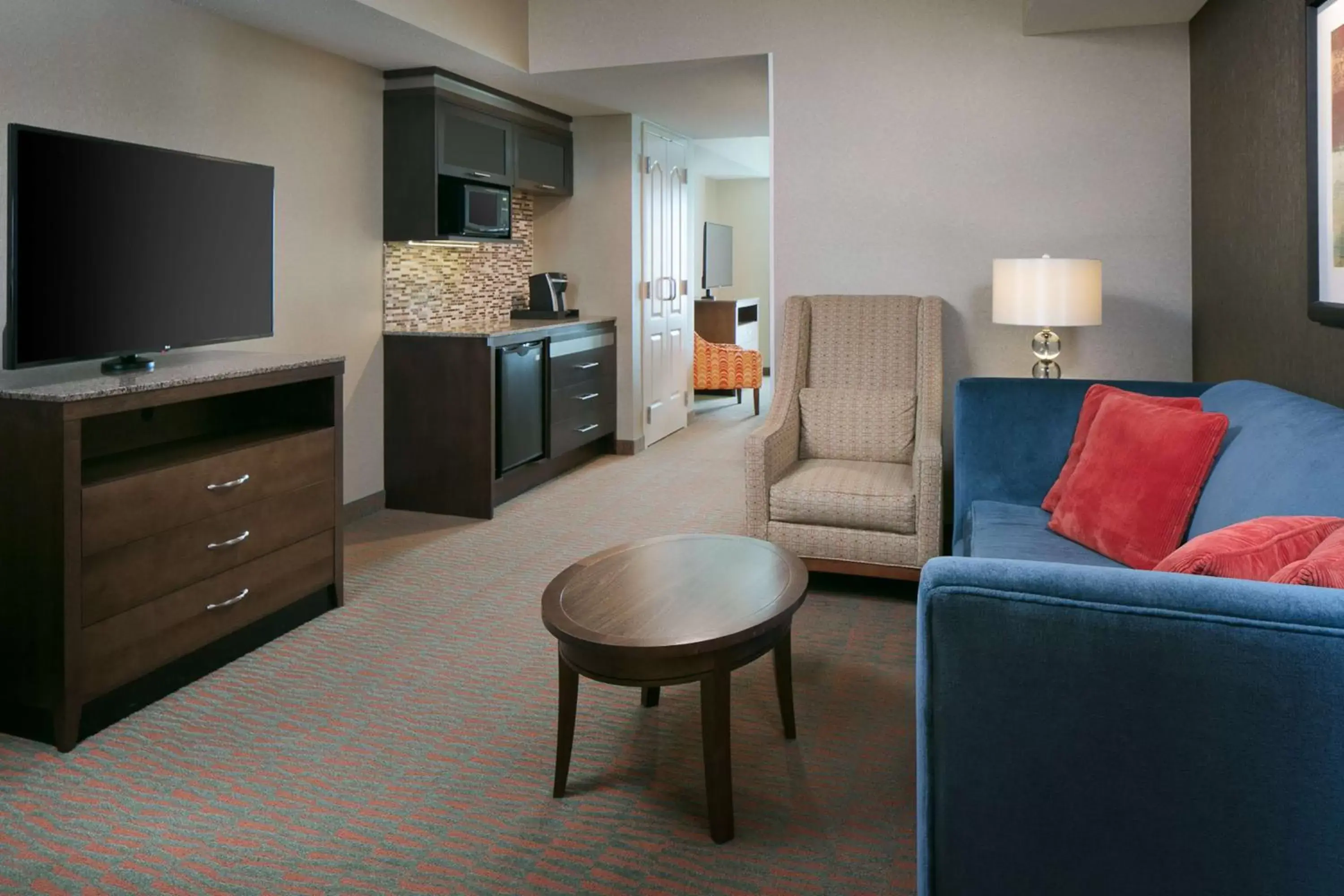 Living room, Seating Area in Hilton Garden Inn Manhattan Kansas