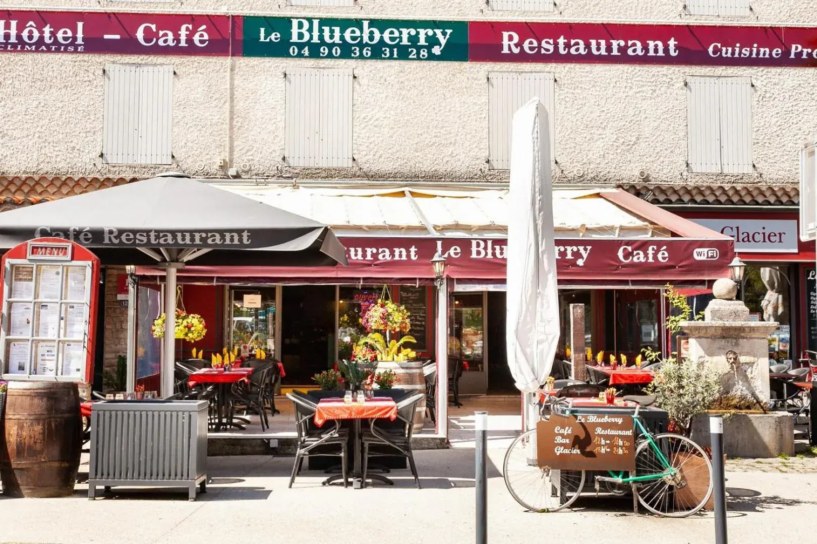 Facade/entrance, Restaurant/Places to Eat in Hôtel-Restaurant Le Blueberry