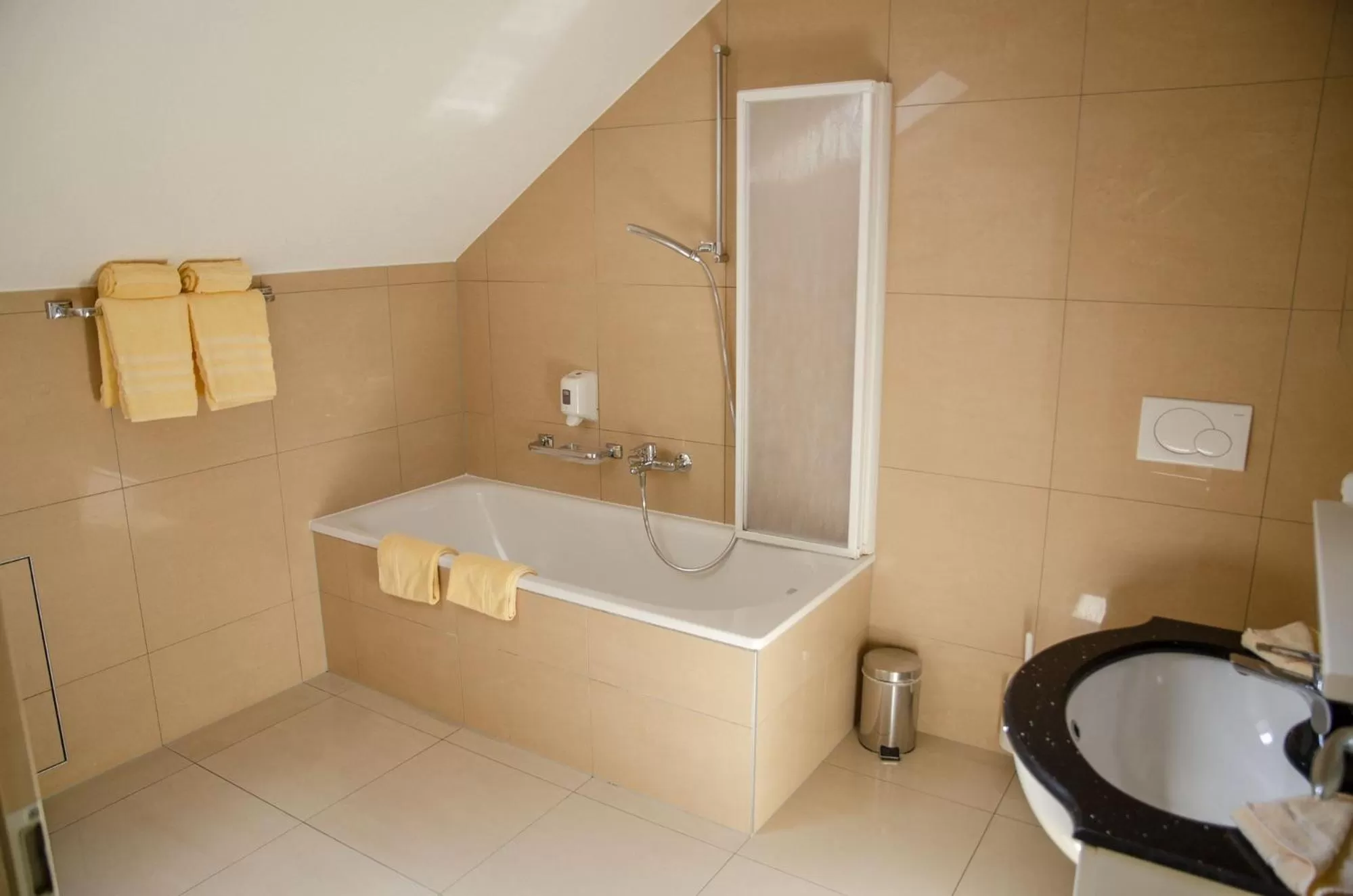 Bathroom in Hotel du Faucon