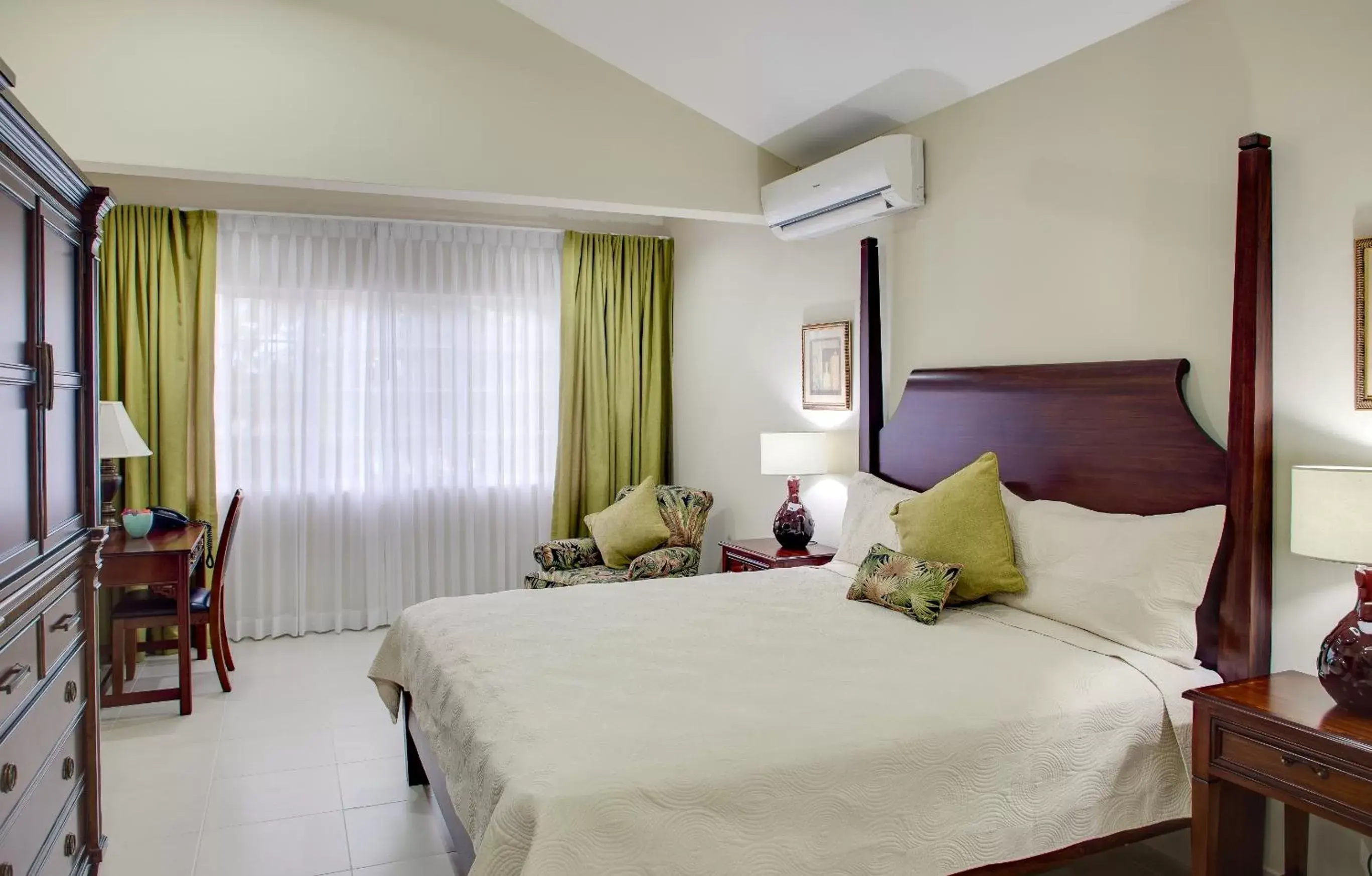 Photo of the whole room, Bed in The Liguanea Club
