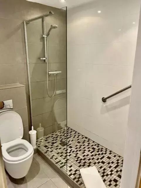 Shower, Bathroom in The Diamond Inn