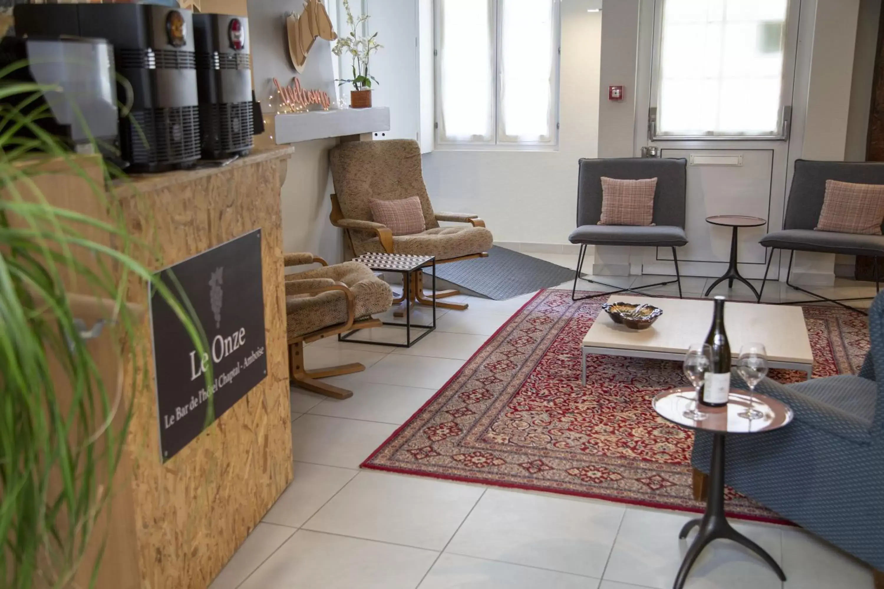 Lounge or bar, Seating Area in Logis Hôtel Restaurant Chaptal, Amboise