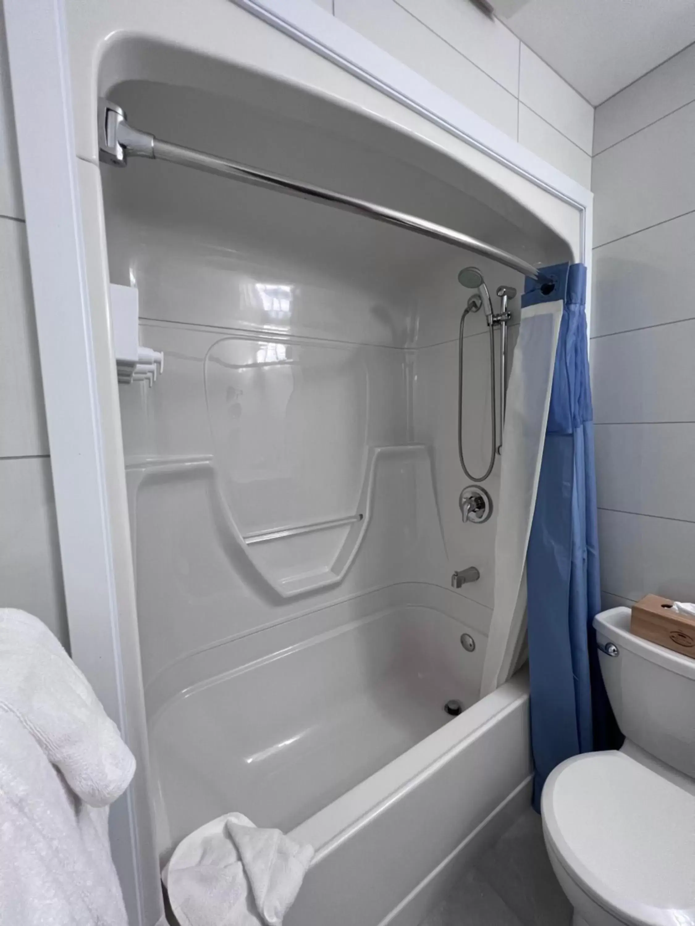 Shower, Bathroom in Manoir Belle Plage