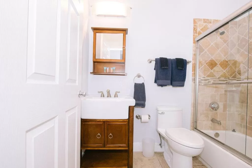 Shower in Vistalmar Beach Resort