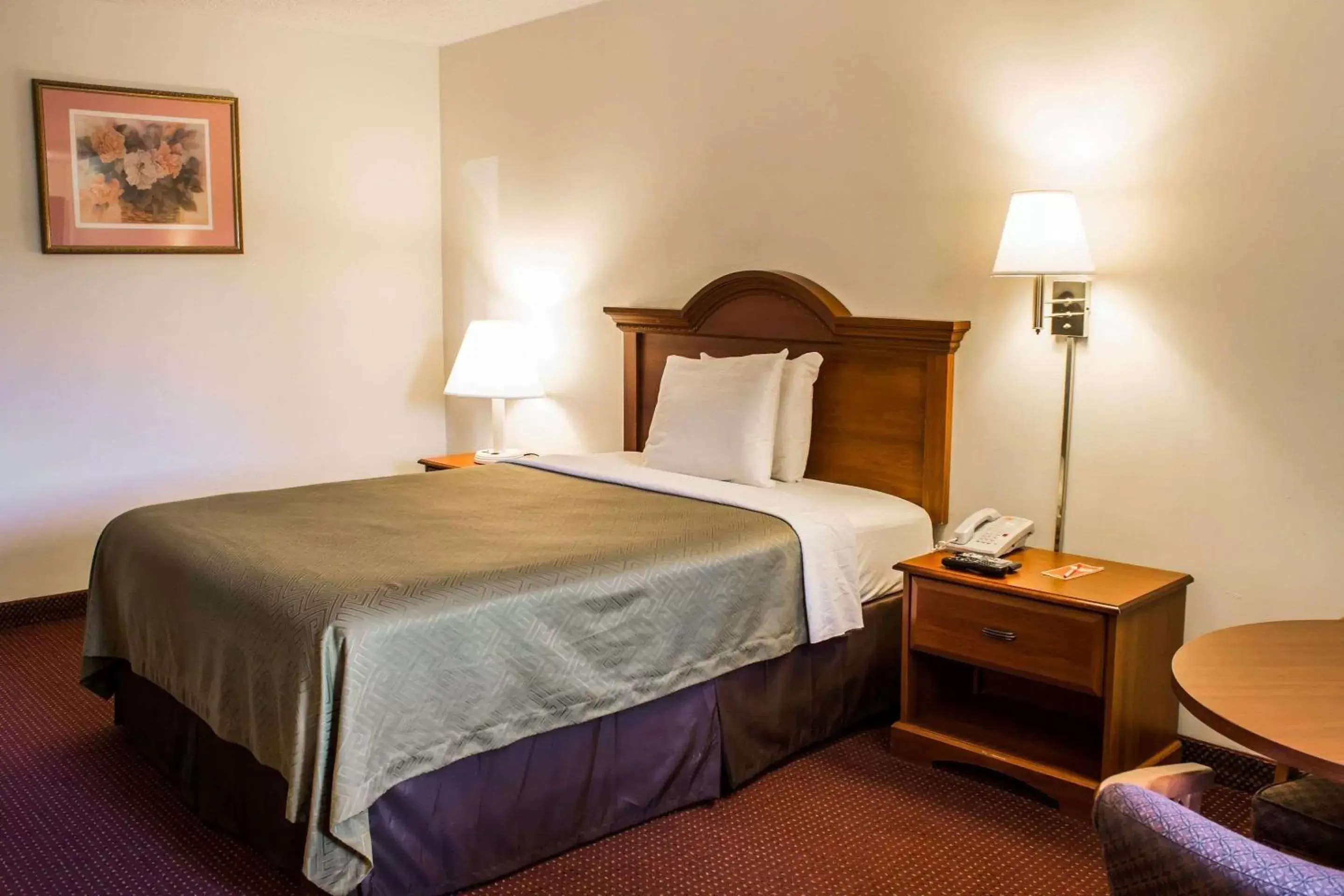 Photo of the whole room, Bed in Econo Lodge Goldsboro