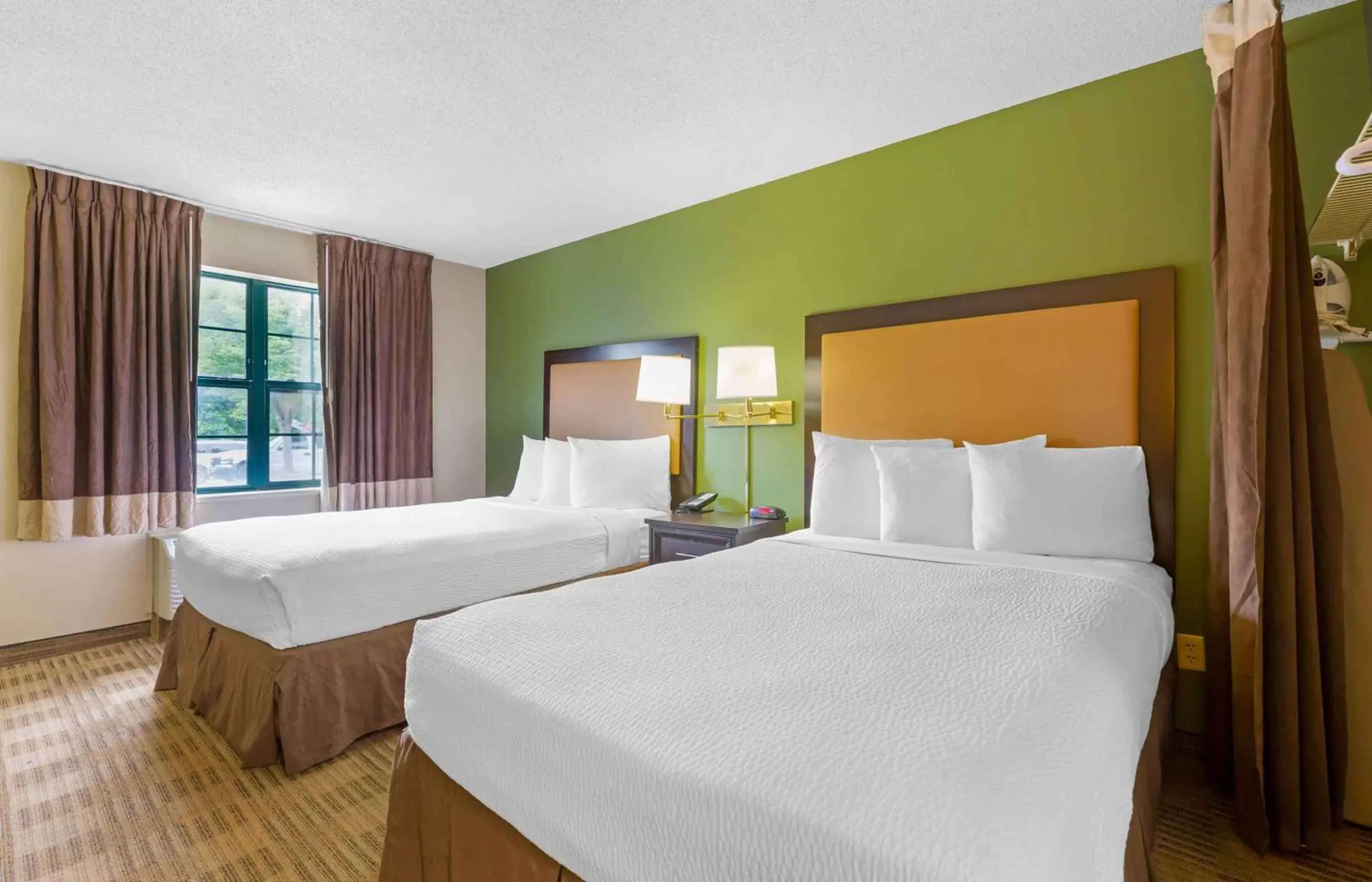 Bedroom, Bed in Extended Stay America Suites - Baltimore - BWI Airport - Aero Dr