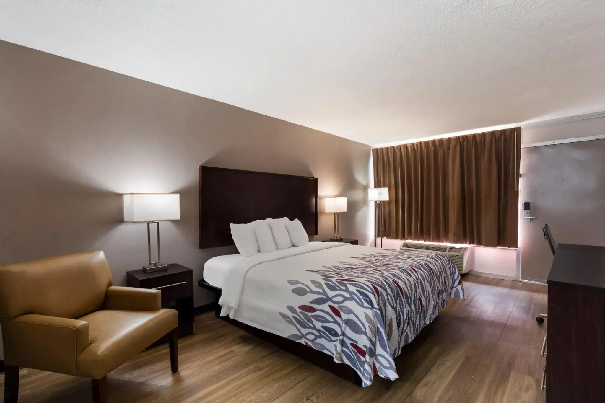 Bedroom, Bed in Red Roof Inn Columbia, SC Airport