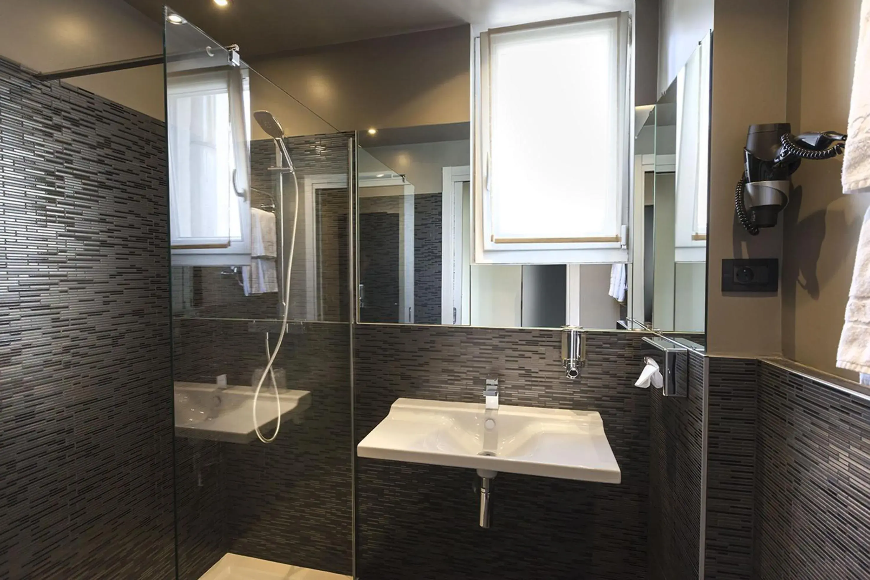 Shower, Bathroom in Helussi Hotel