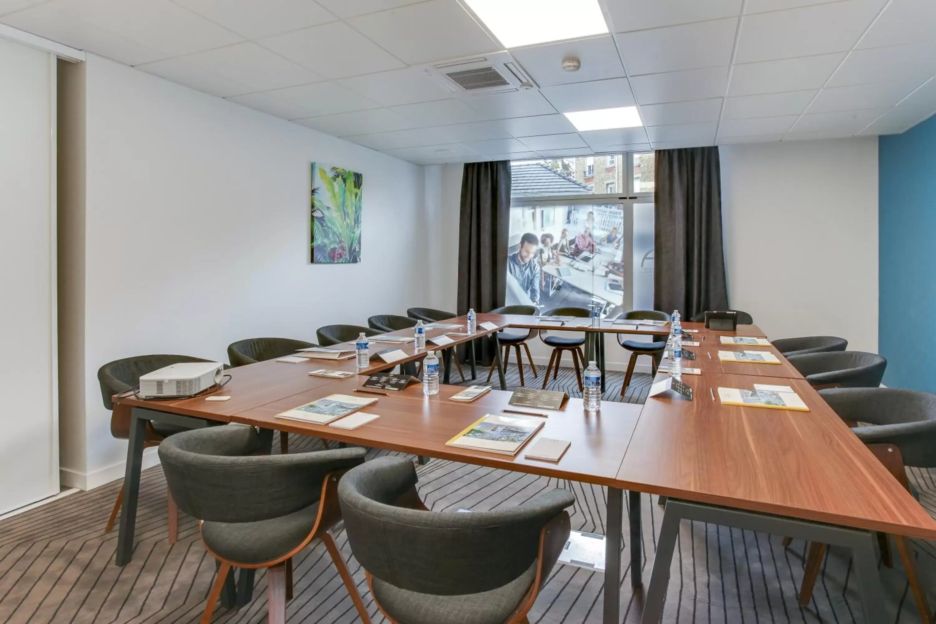 Meeting/conference room in All Suites Appart Hôtel Massy Palaiseau