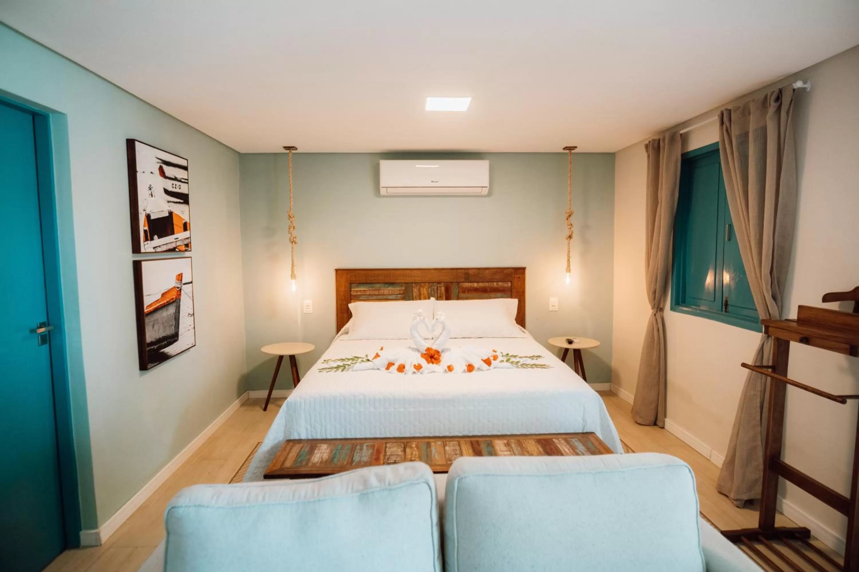 Photo of the whole room, Bed in Catamaran Praia Chalés