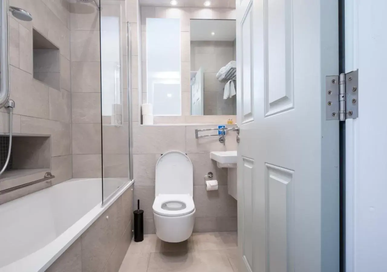 Bathroom in Roxford Lodge Hotel