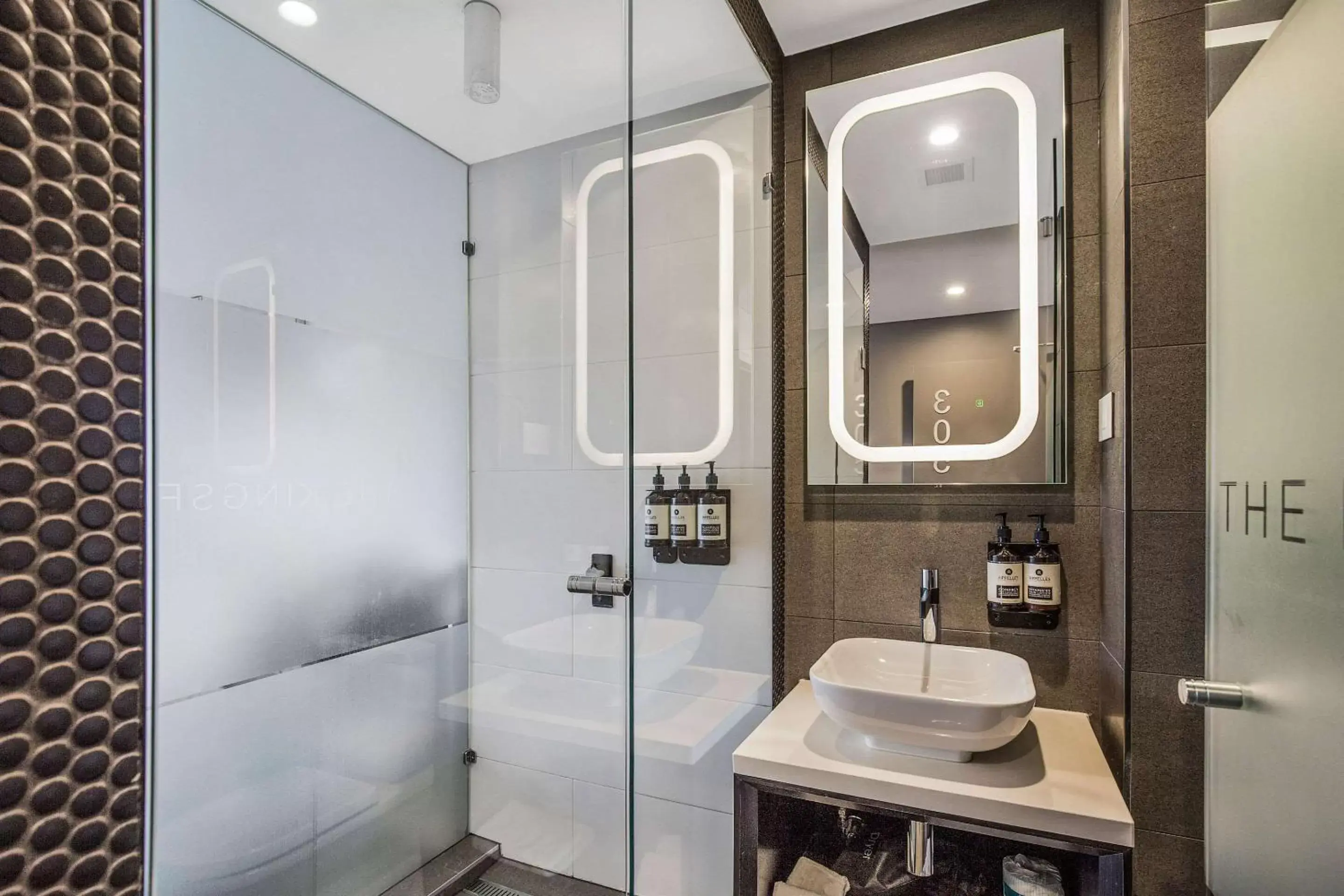 Toilet, Bathroom in The Kingsford Brisbane Airport, Ascend Hotel Collection