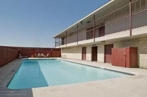 Swimming Pool in Americas Best Value Inn Midlothian