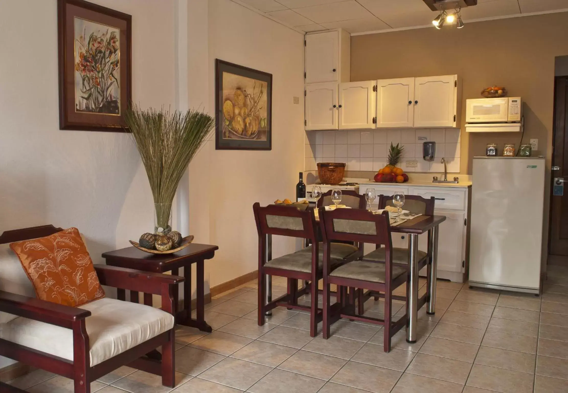 Kitchen or kitchenette, Dining Area in La Sabana Hotel Suites Apartments