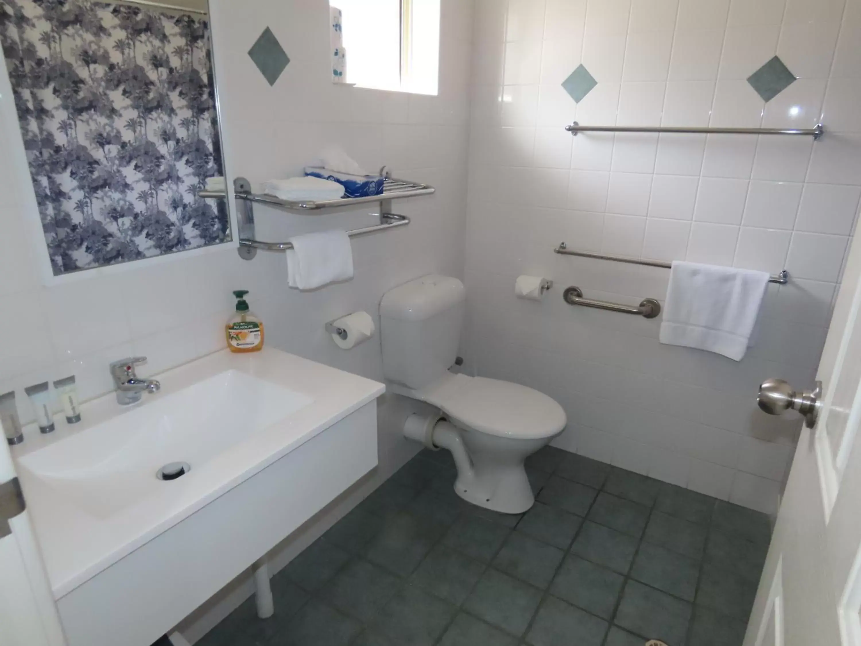 Bathroom in Emu Point Motel
