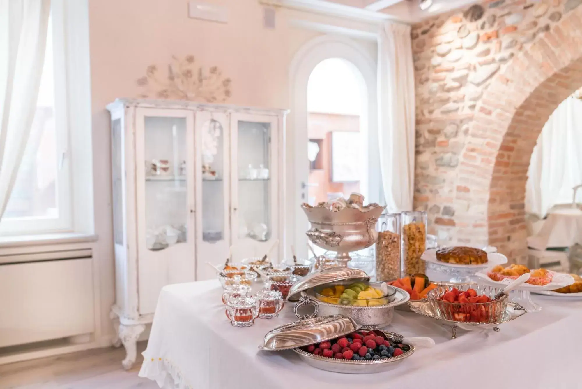 Breakfast in Regia Rosetta - Royal Rooms Borghetto