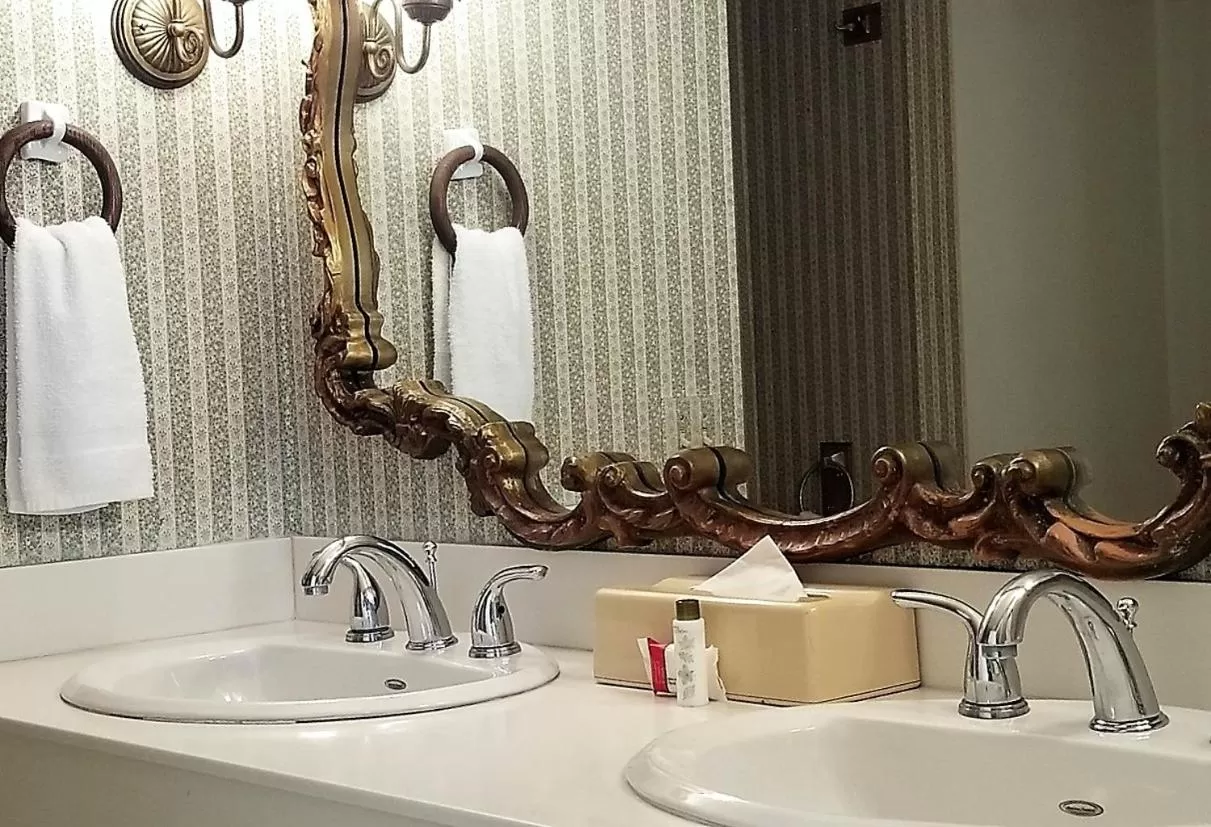 Bathroom in Hill House Inn