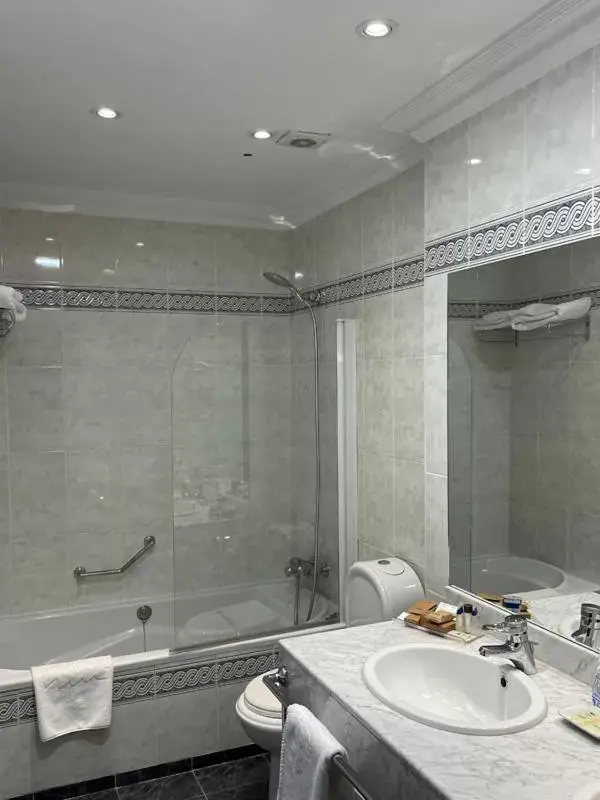 Bathroom in Hotel Torremangana