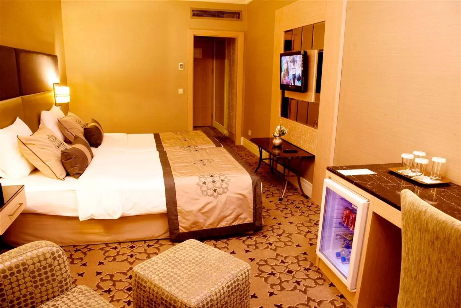 Bedroom, Bed in Darkhill Hotel