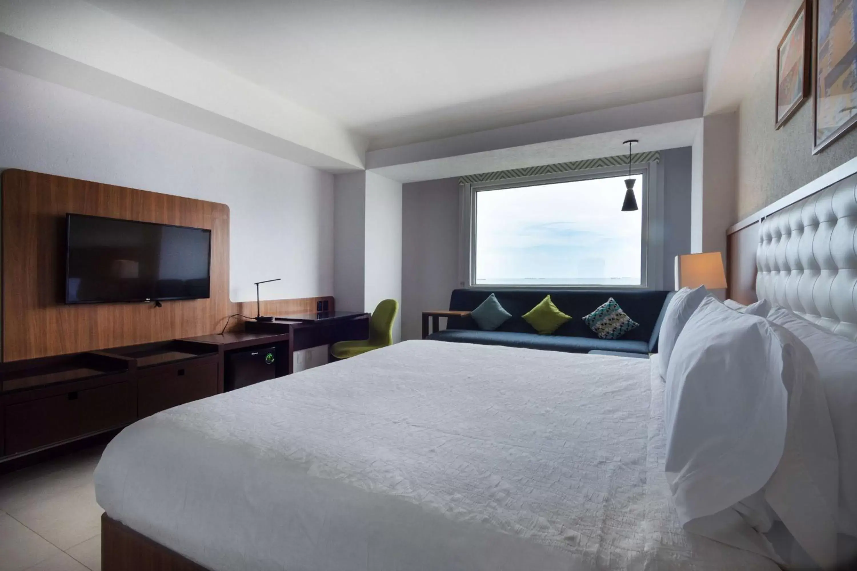 Living room, Bed in Hampton by Hilton Veracruz Boca Del Rio