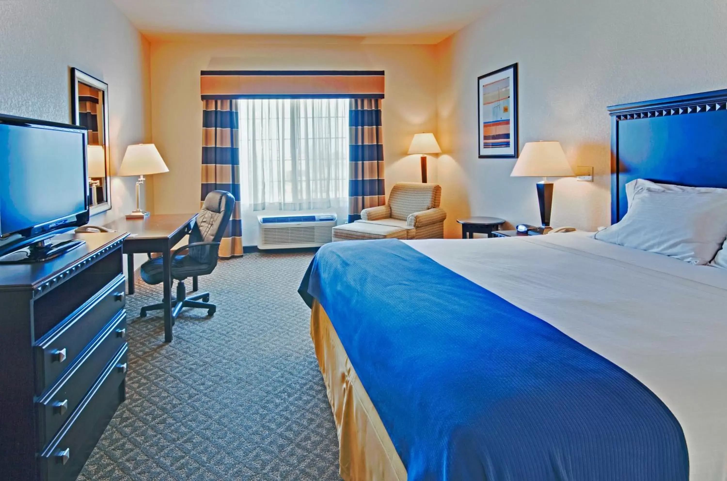 Photo of the whole room in Holiday Inn Express Delano Highway 99, an IHG Hotel