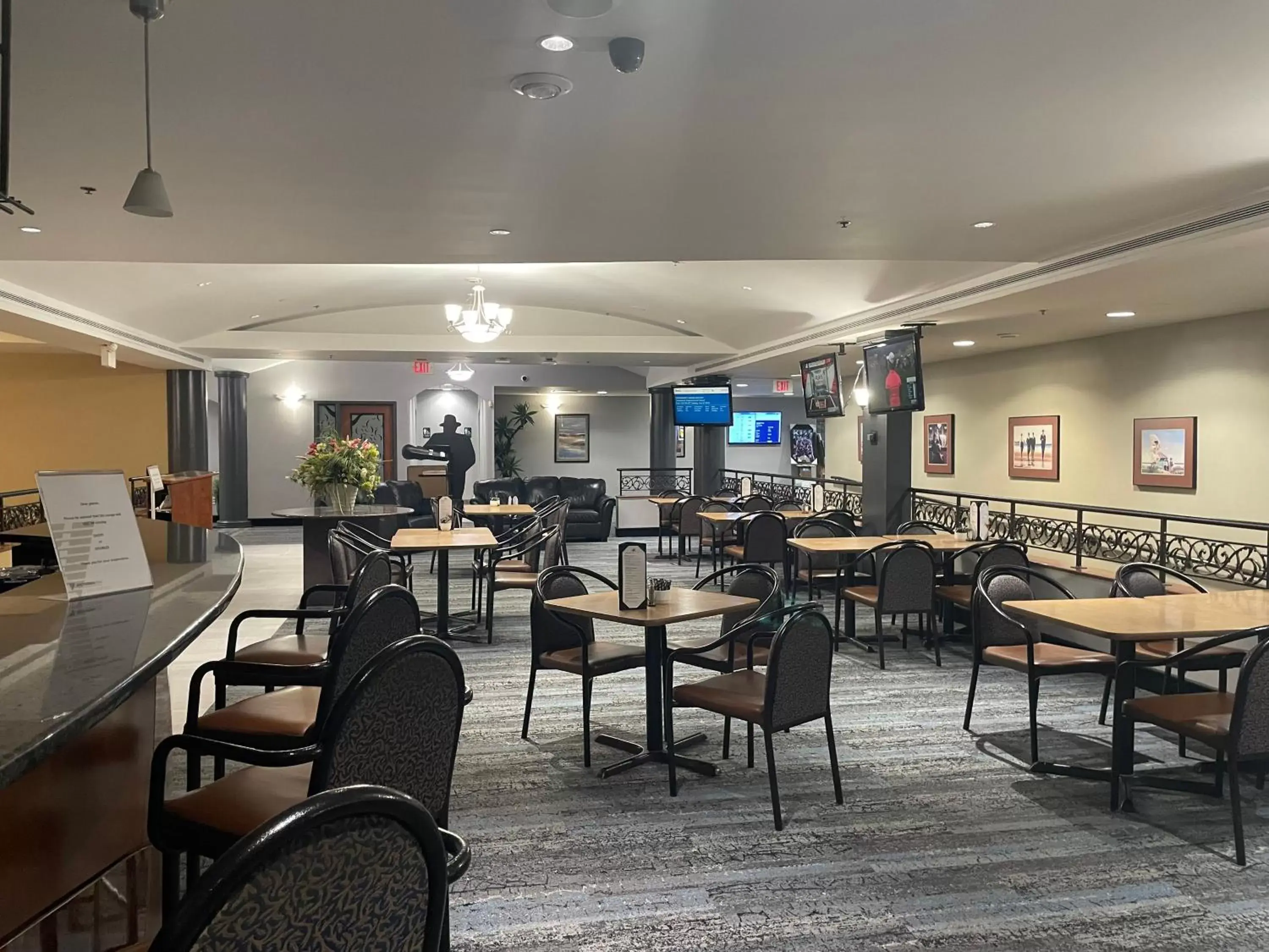 Lounge or bar, Restaurant/Places to Eat in Victoria Inn Hotel and Convention Center Winnipeg