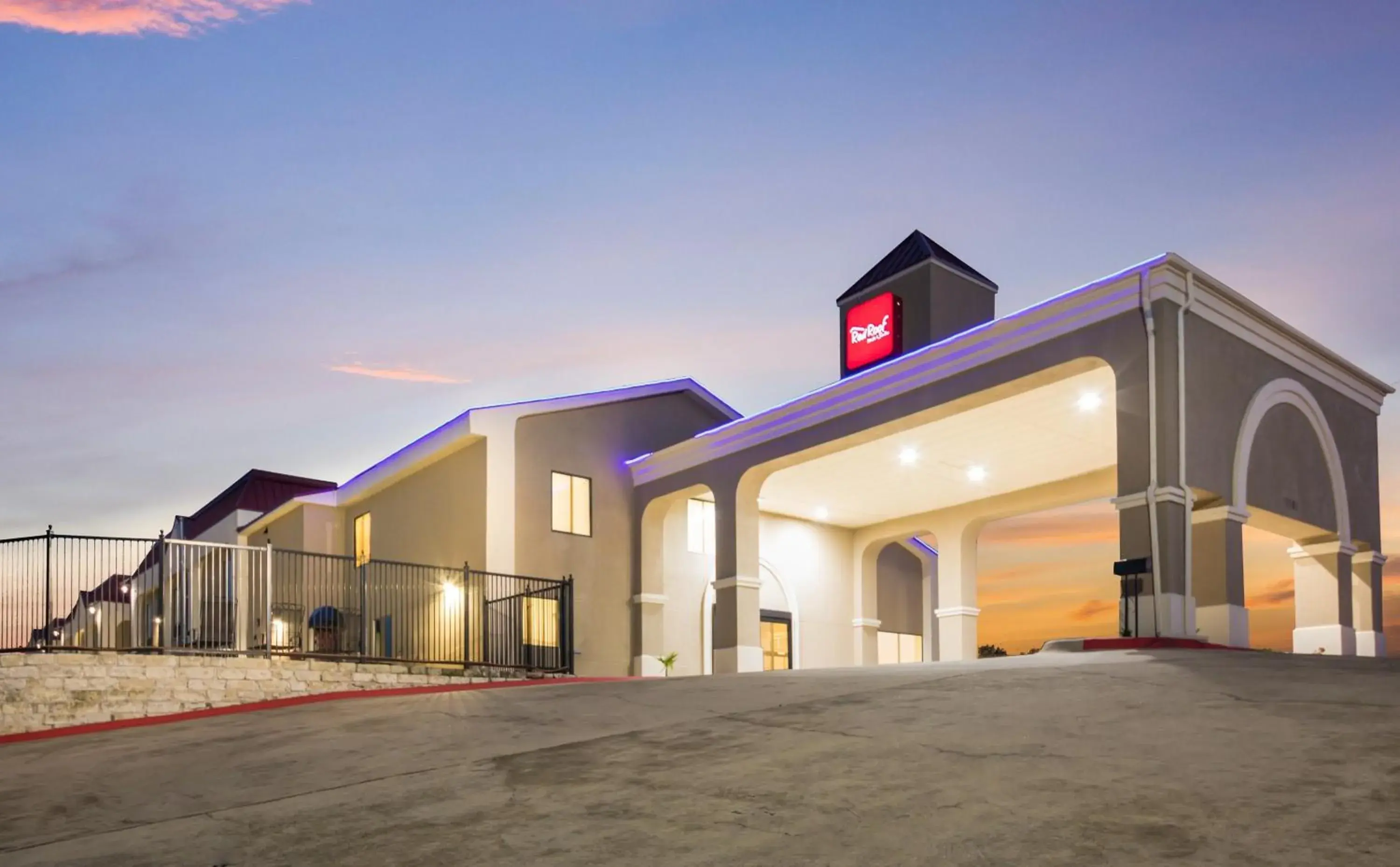 Property building, Facade/Entrance in Red Roof Inn & Suites Austin East - Manor