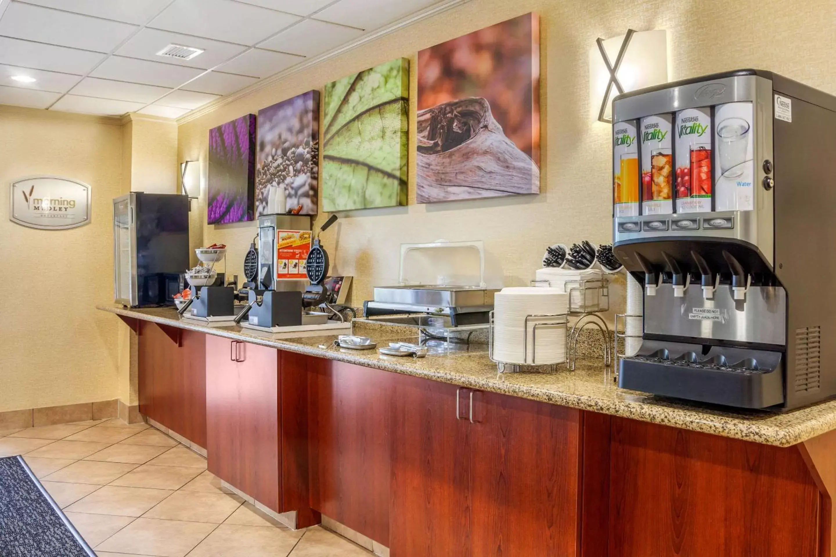 Restaurant/places to eat, Kitchen/Kitchenette in Sleep Inn & Suites Airport Milwaukee