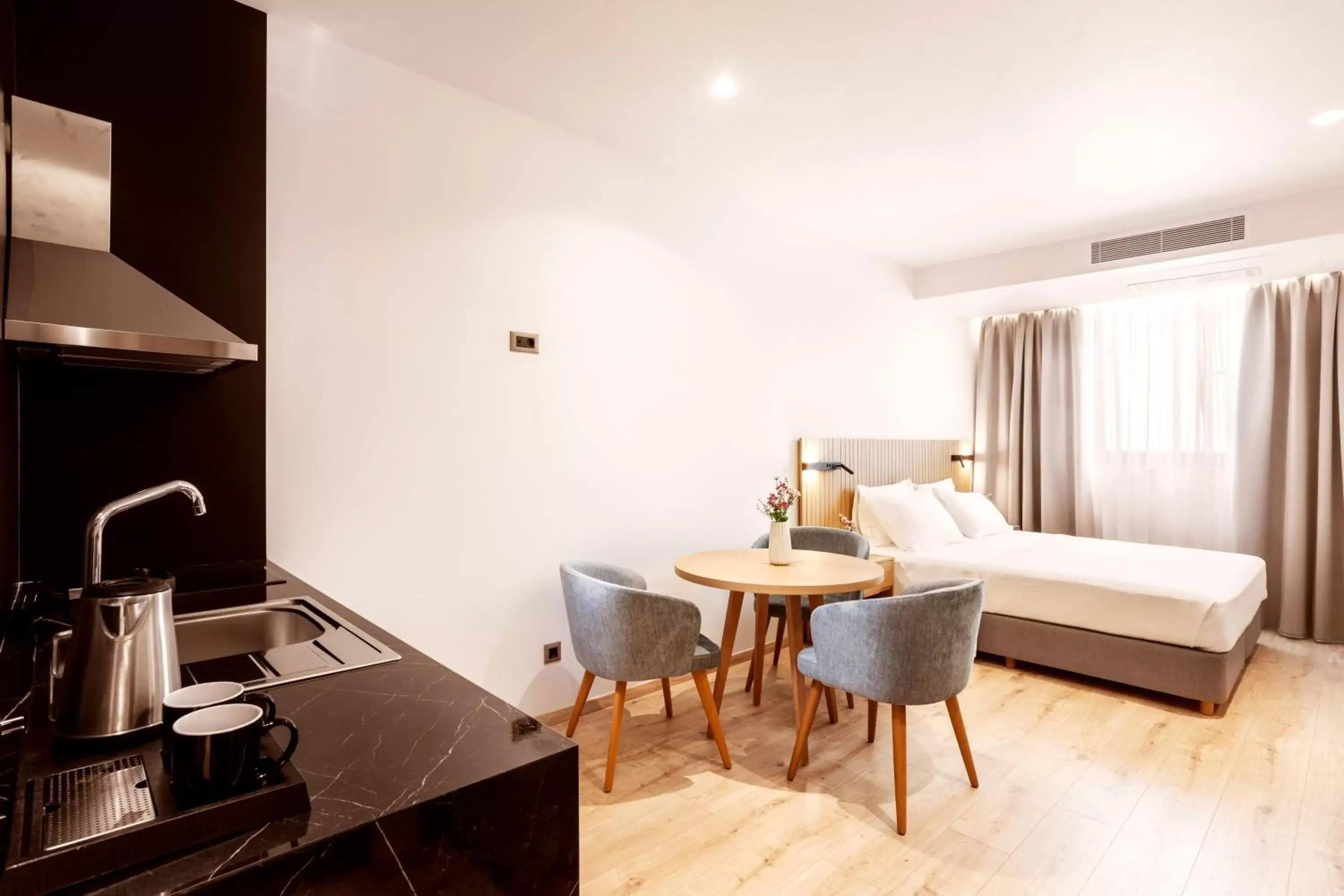 Bed, Kitchen/Kitchenette in DAYS City Suites Athens