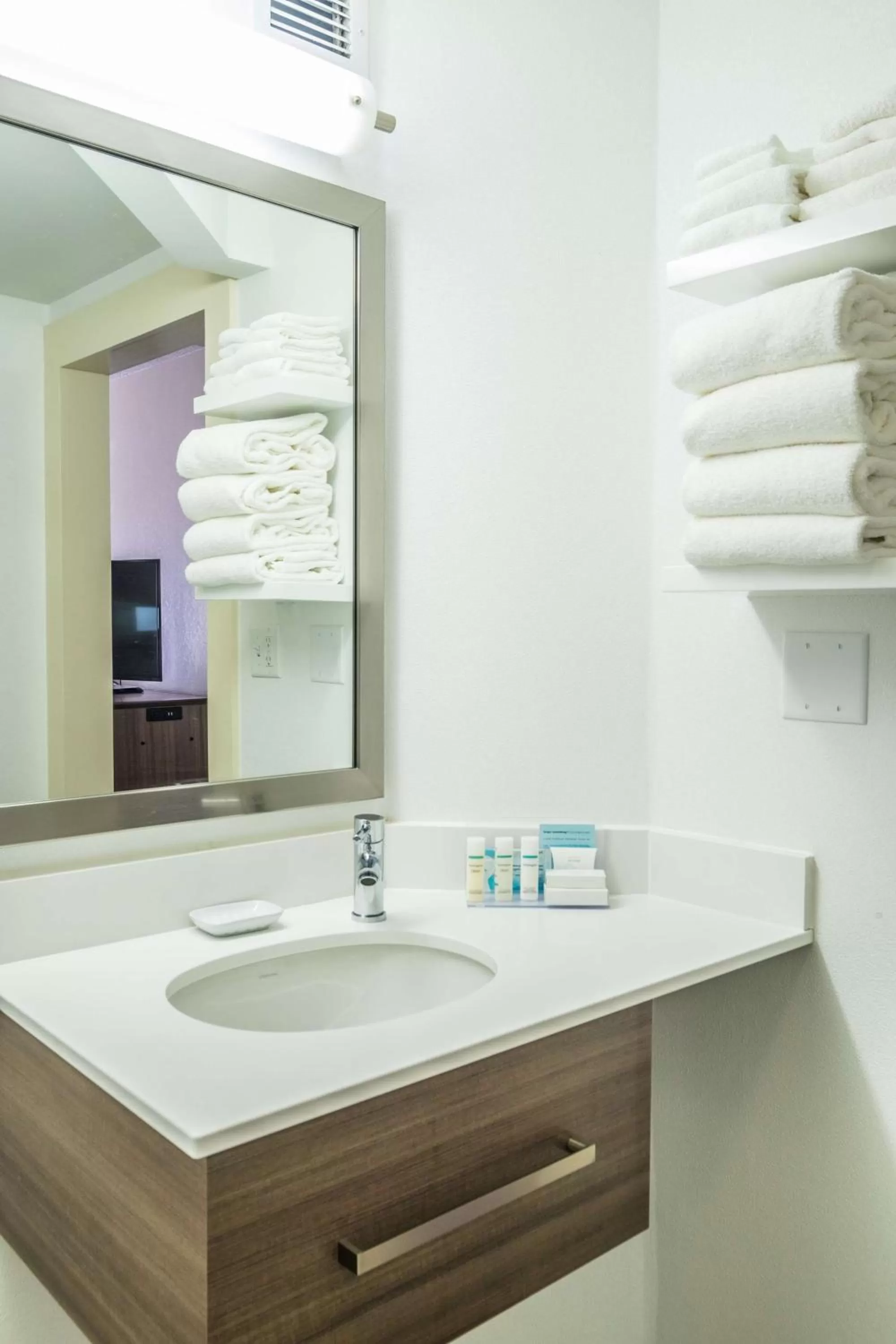 Bedroom in Hampton Inn Freeport/Brunswick