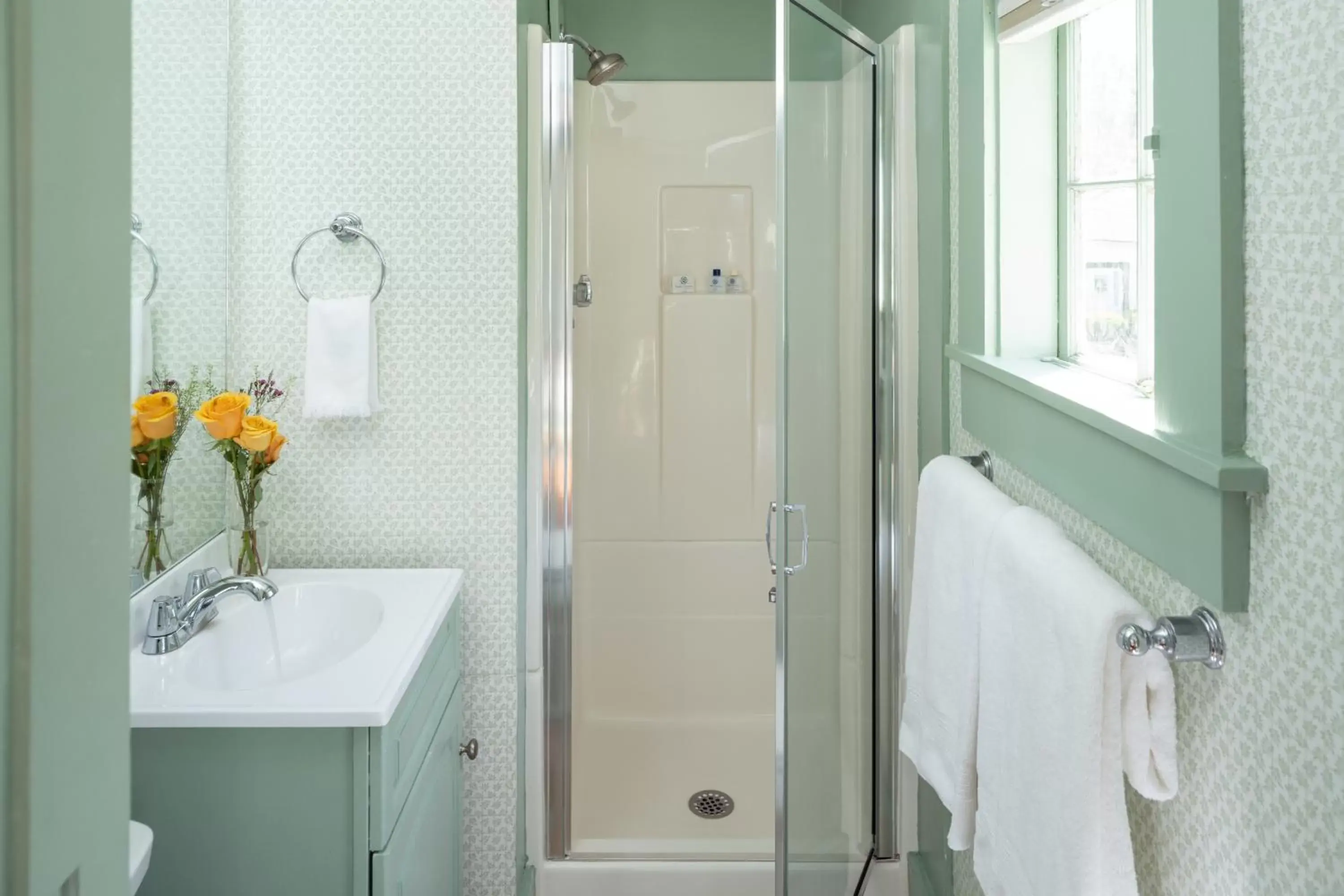Shower, Bathroom in Waldo Emerson Inn