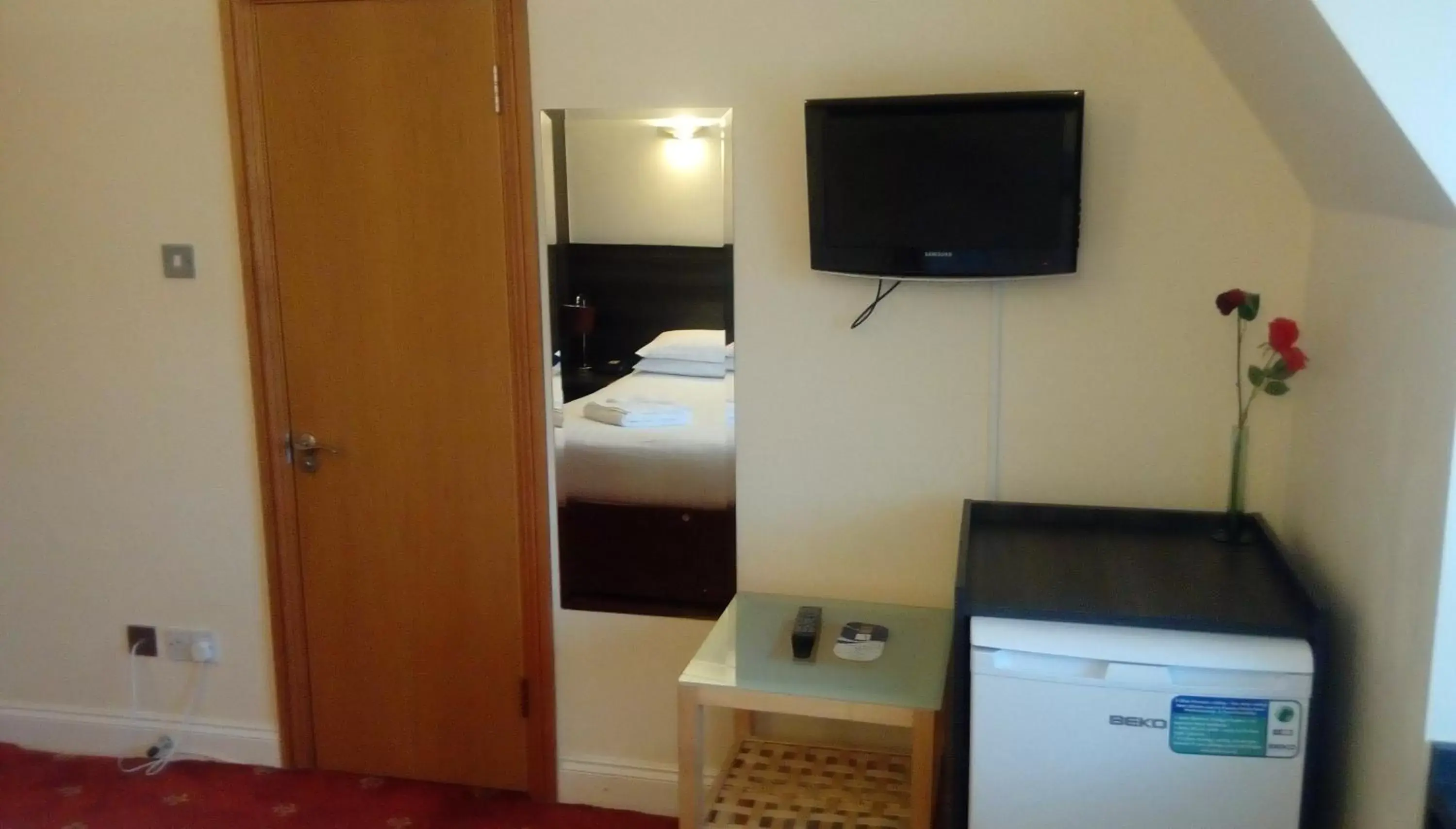 Bedroom, TV/Entertainment Center in The Brent Hotel - London - Wembley and Harrow