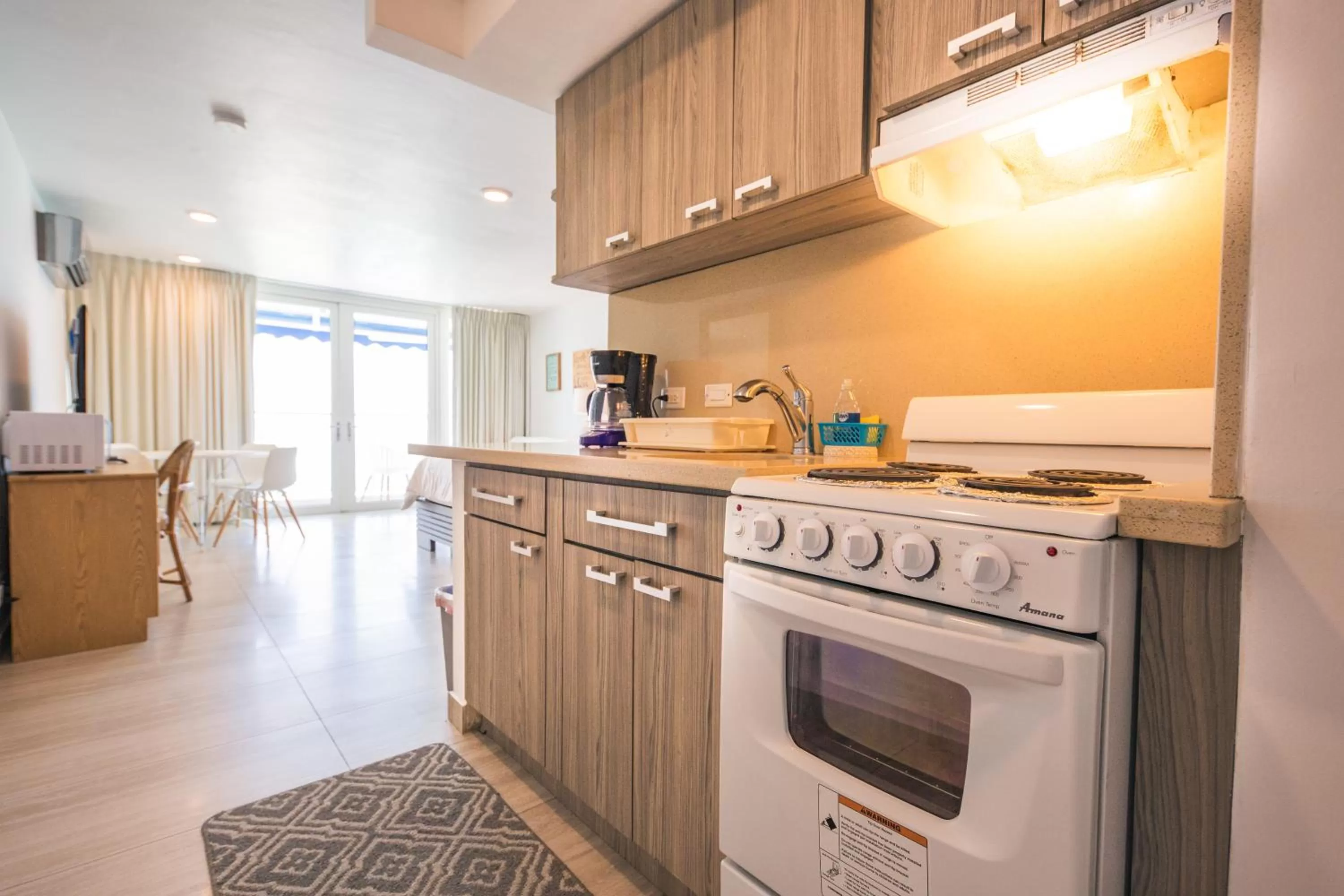 Kitchen or kitchenette in ESJ Towers by Chana