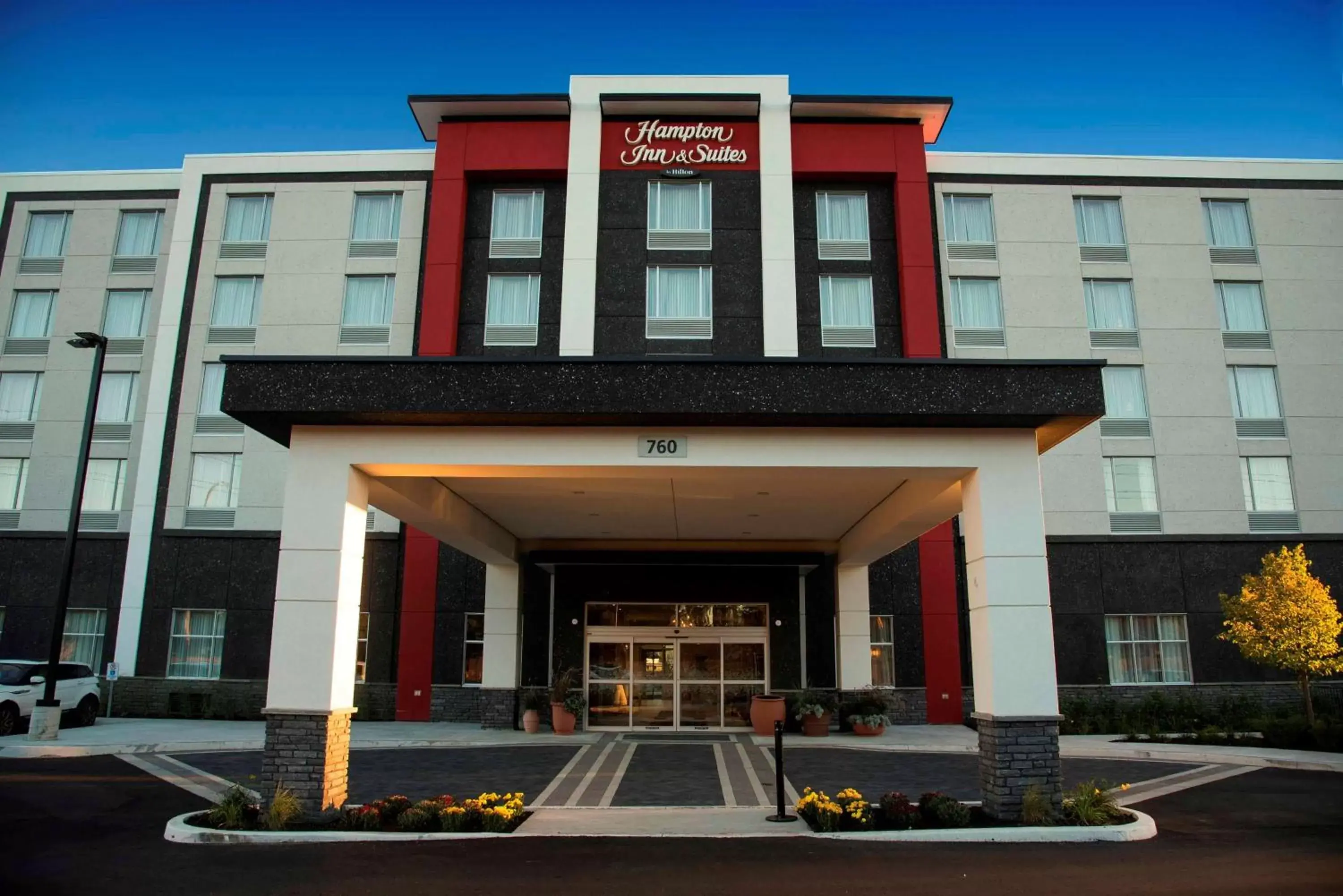Property Building in Hampton Inn & Suites by Hilton Thunder Bay