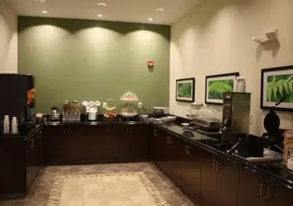 Restaurant/places to eat, Kitchen/Kitchenette in Sleep Inn & Suites Garden City