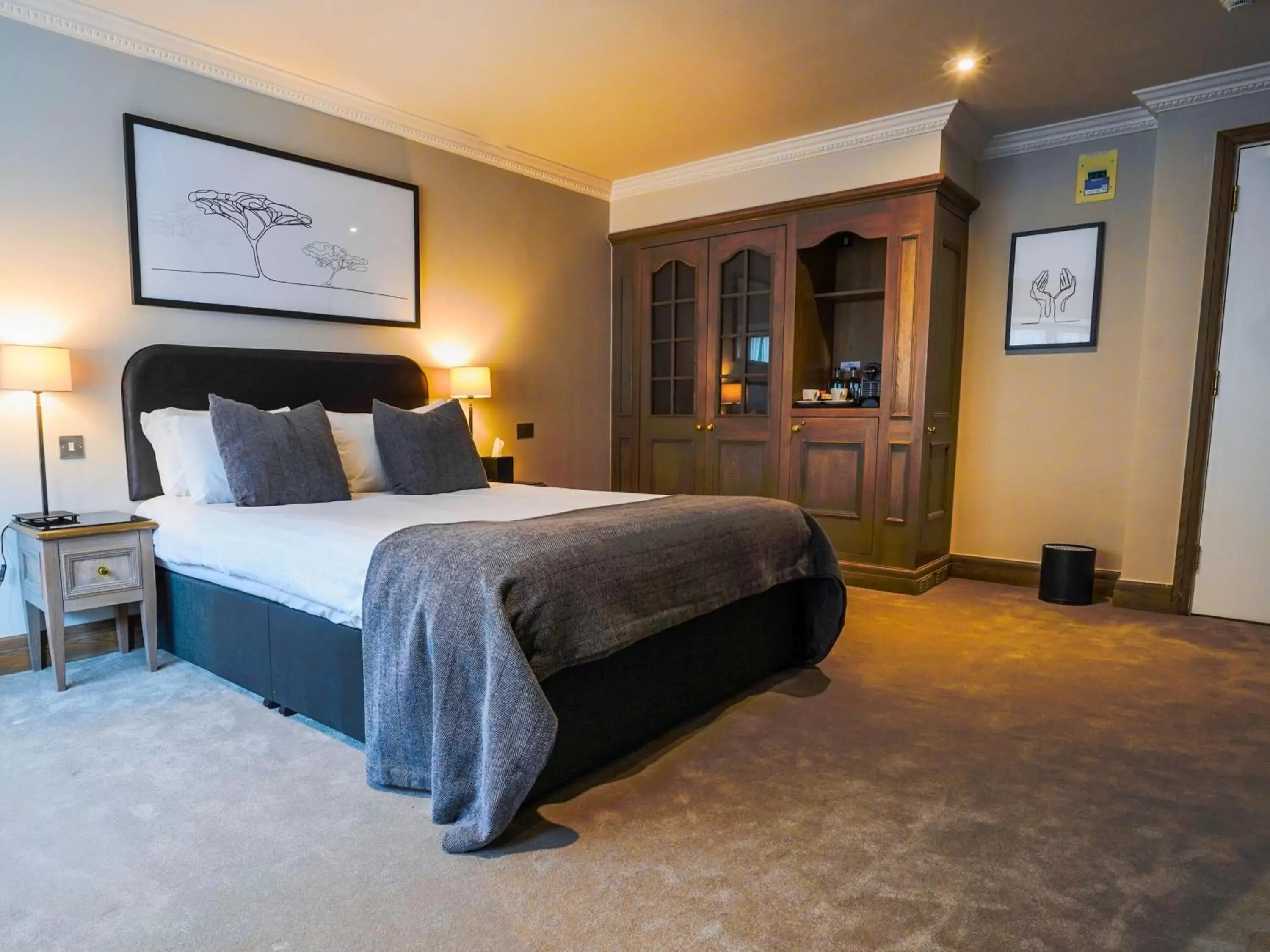 Bedroom, Bed in Villiers Hotel