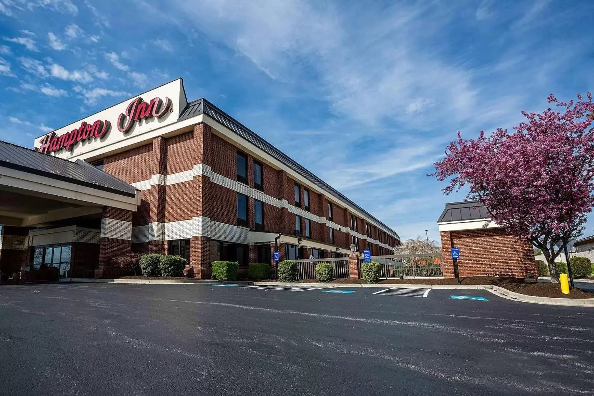 Property building in Hampton Inn Somerset Property building in Hampton Inn Somerset