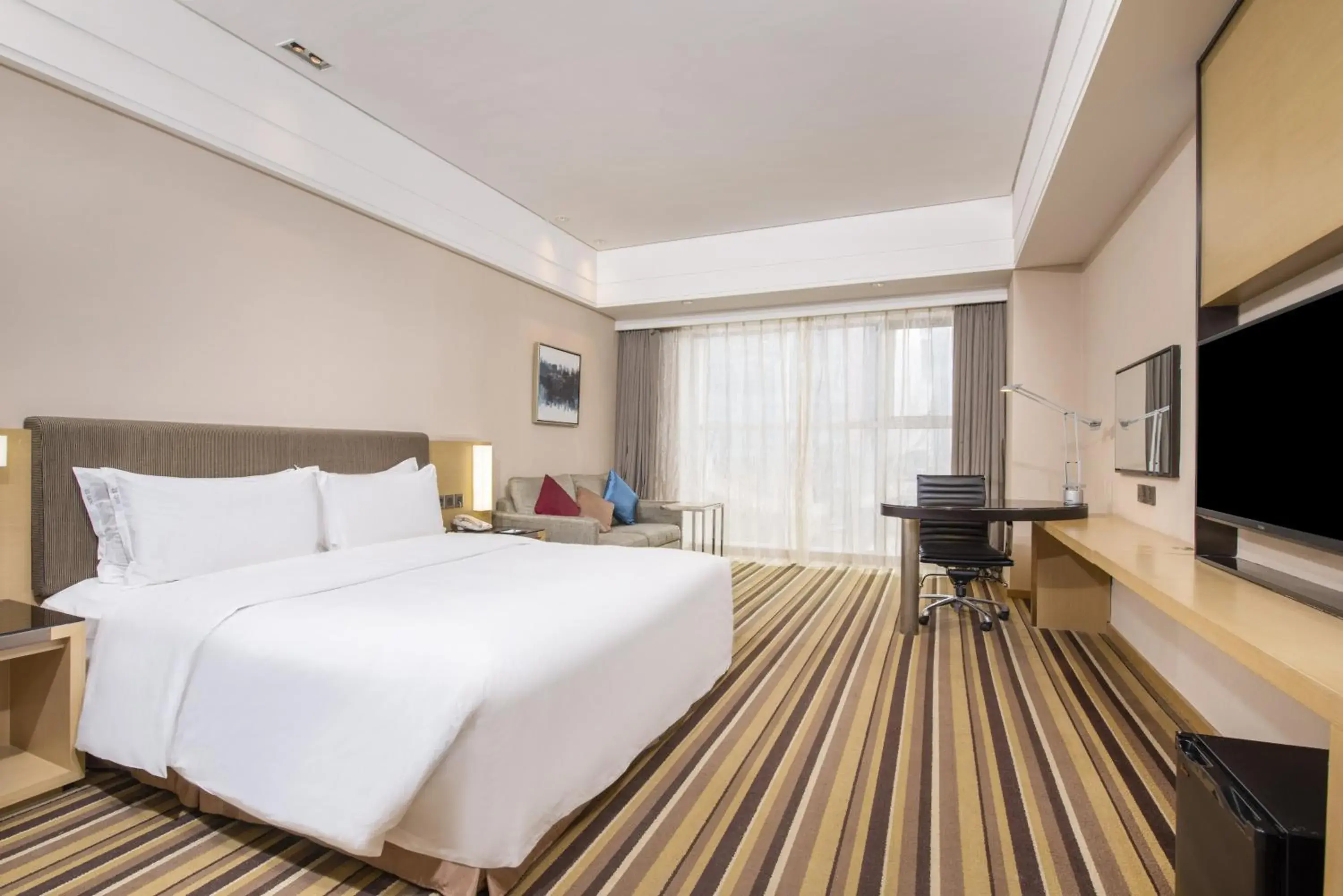 Photo of the whole room, Bed in Holiday Inn Express Shenyang Golden Corridor, an IHG Hotel