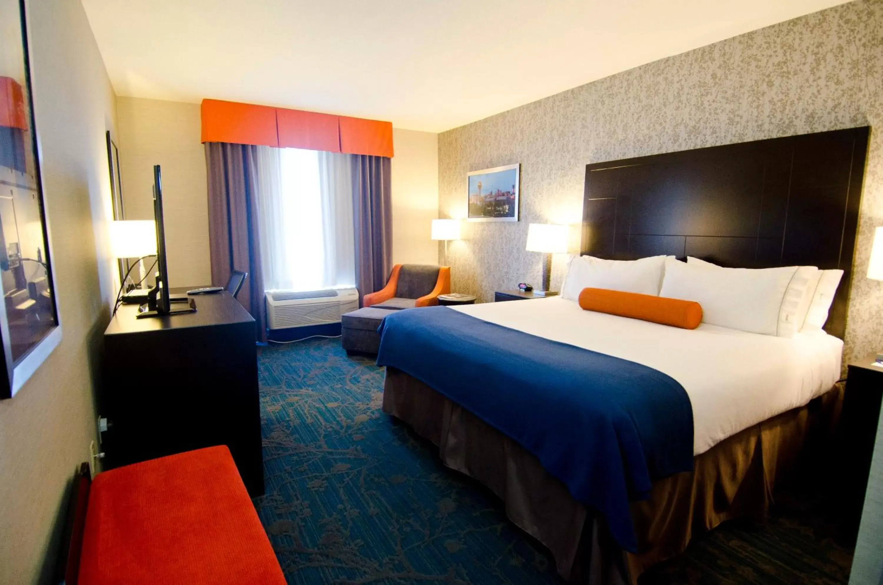 Bedroom, Bed in Holiday Inn Express Hotel & Suites Knoxville, an IHG Hotel