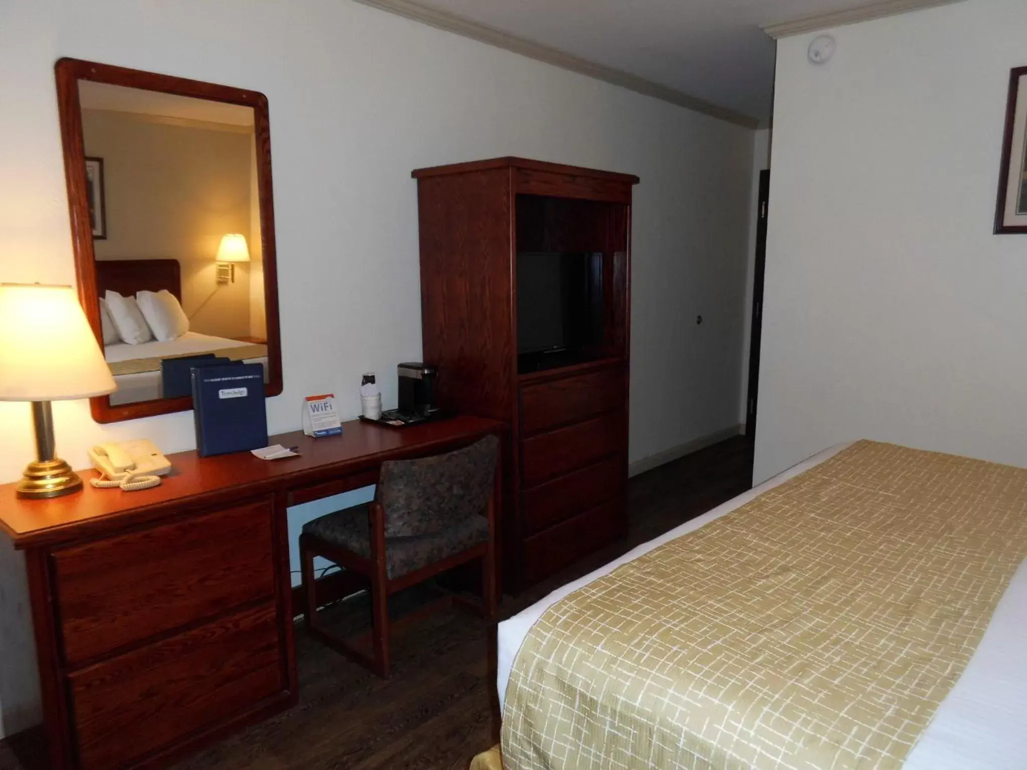 TV and multimedia, Bed in Travelodge by Wyndham Livingston