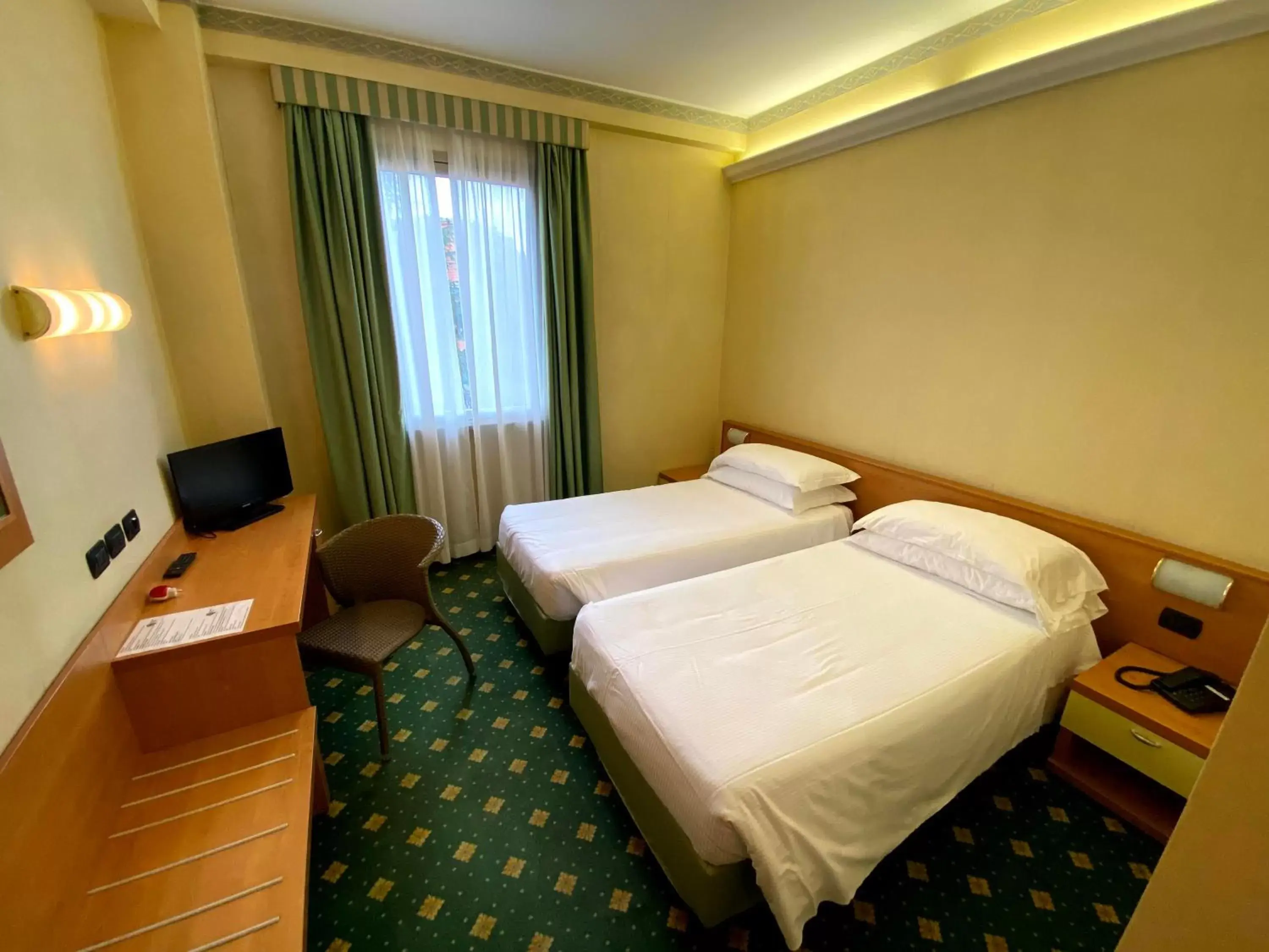 Photo of the whole room, Bed in Hotel Embassy
